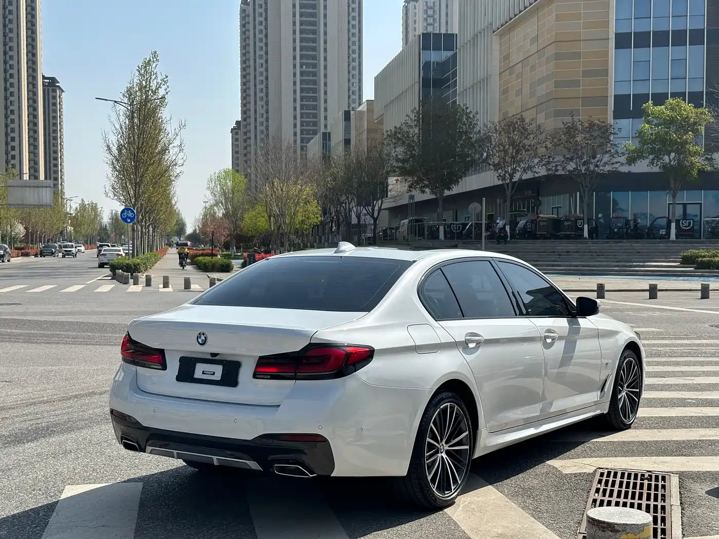 BMW 5 Series 2023 530Li Leading M Sport Package фото 9