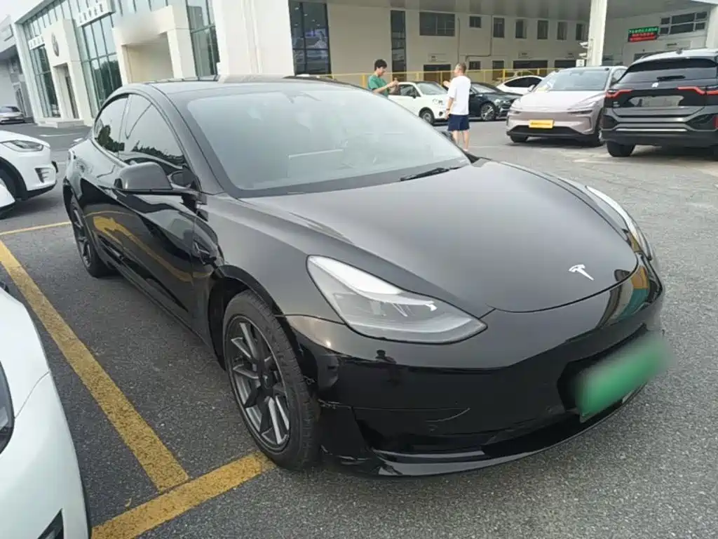 Фото 4 - Tesla Model 3