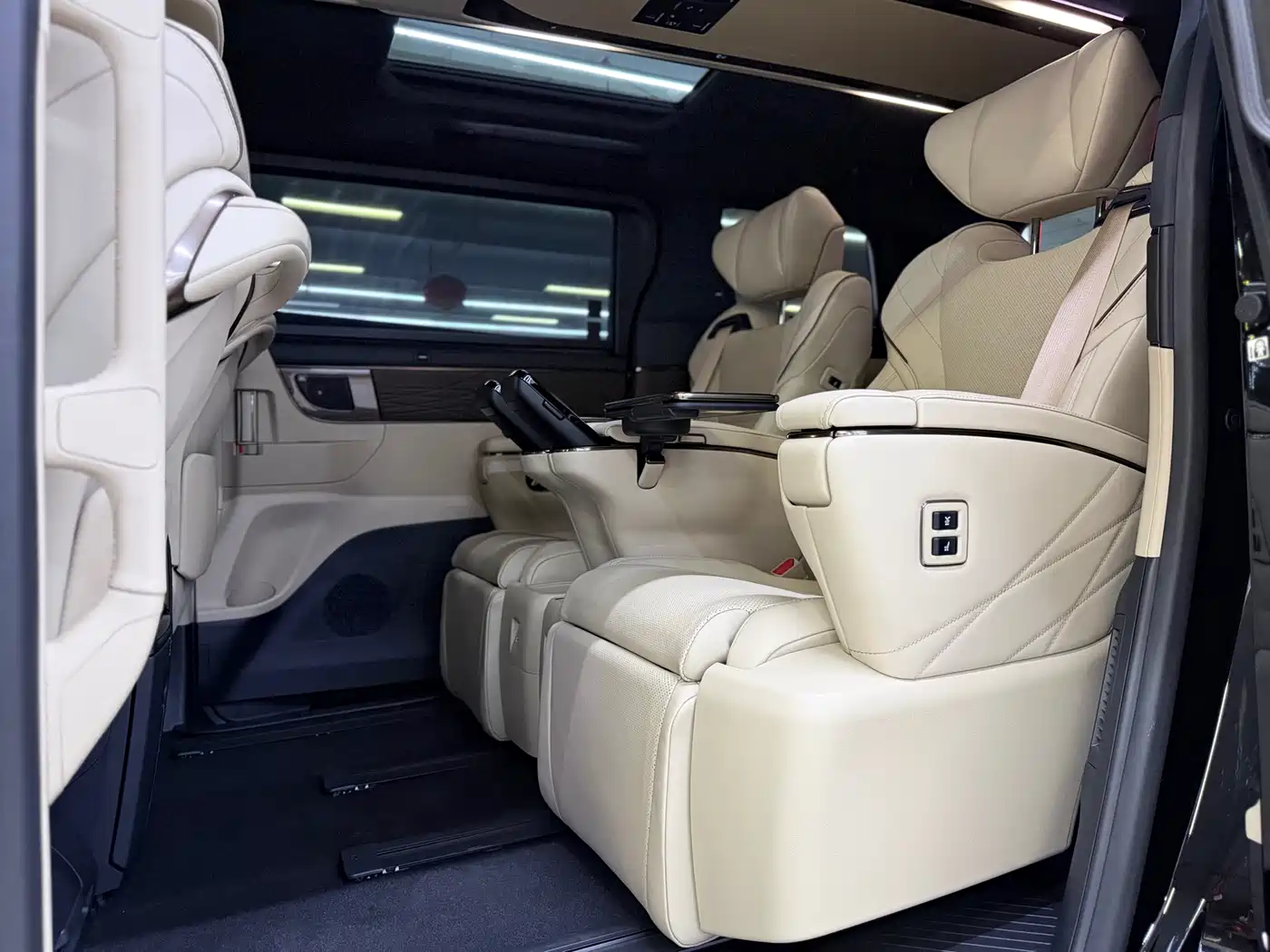 Toyota Alphard 2025 Hybrid 2.5L Ultimate Gold Edition фото 10