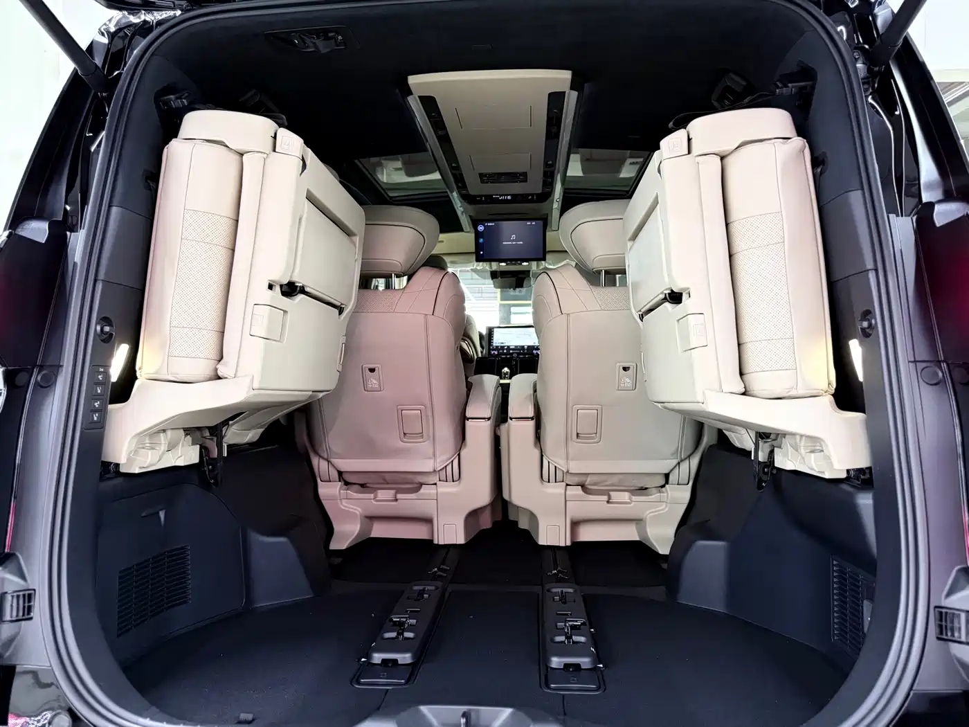 Toyota Alphard 2025 Hybrid 2.5L Ultimate Gold Edition фото 15
