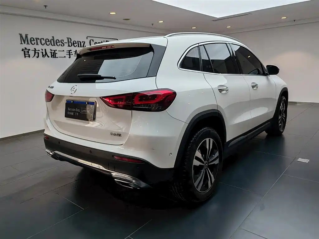 MERCEDES-BENZ GLA