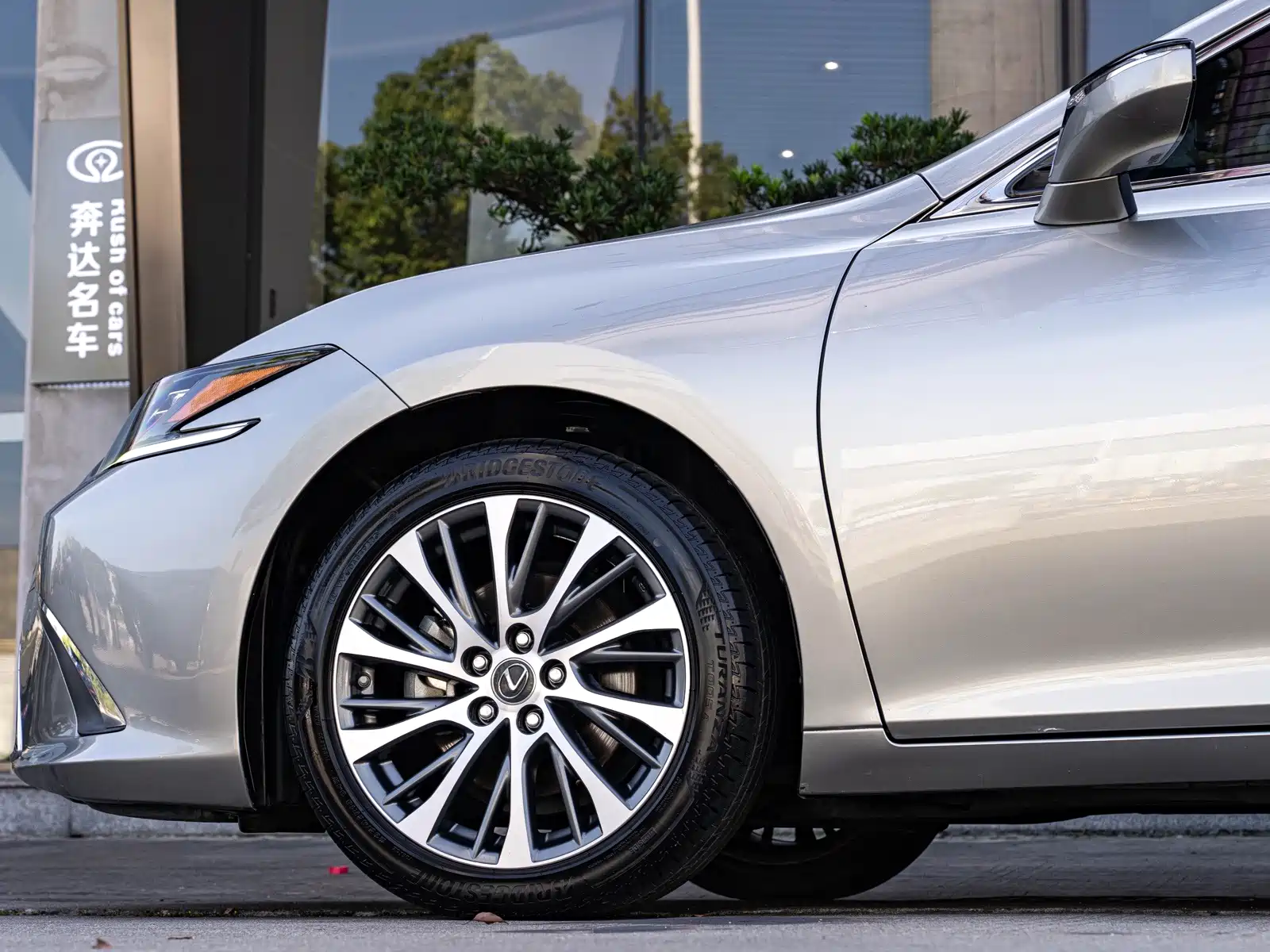 Photo 8 - Lexus ES