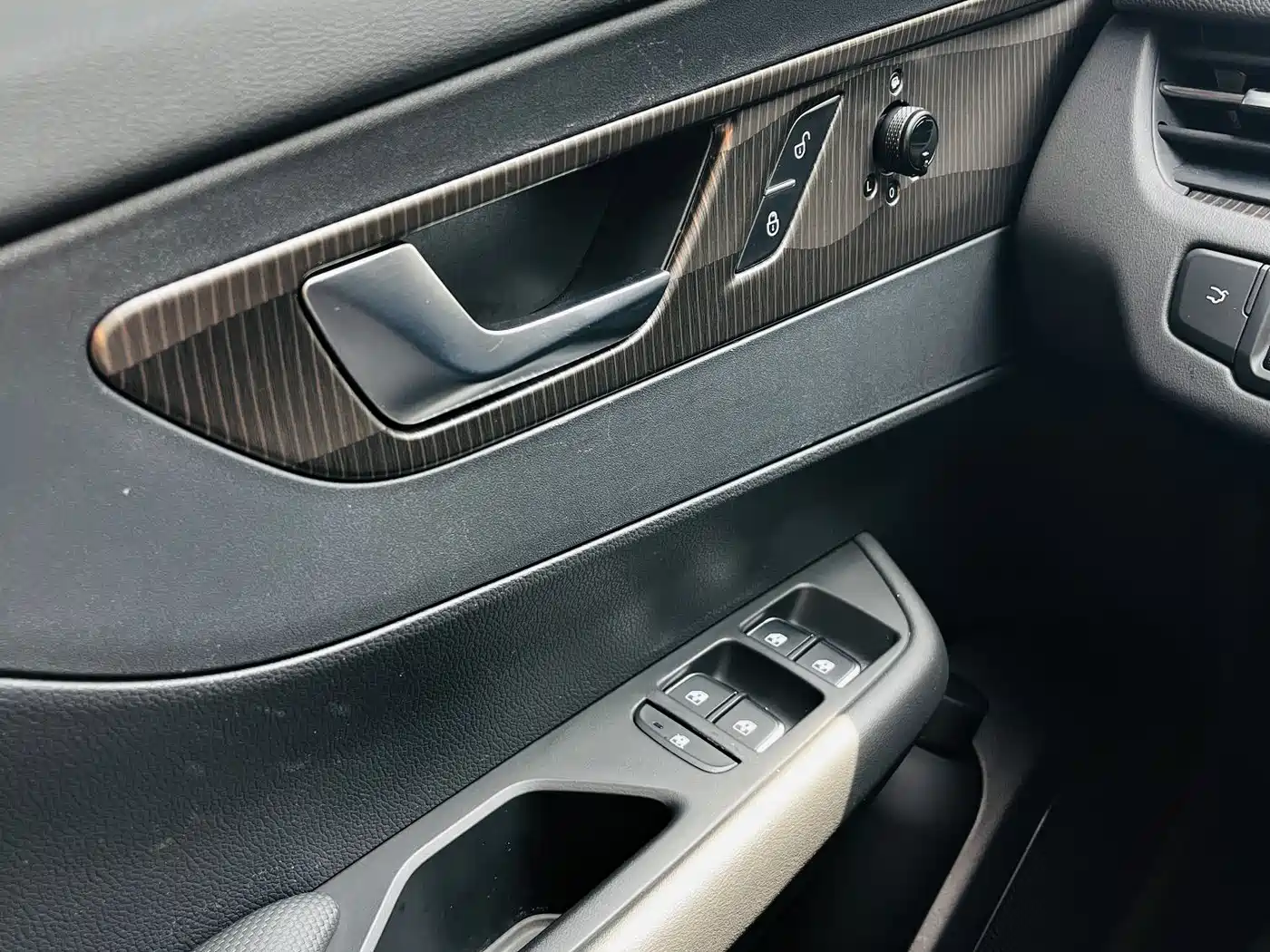 Hongqi E-QM5 2023 Facelift Basic Travel Edition фото 11