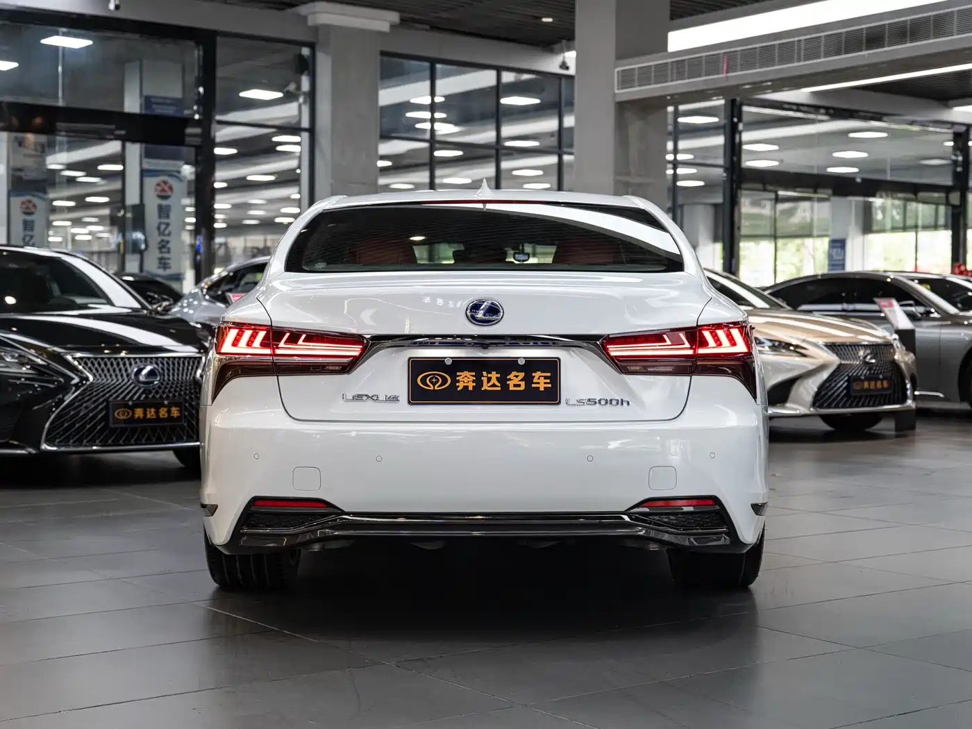 Фото 5 - Lexus LS