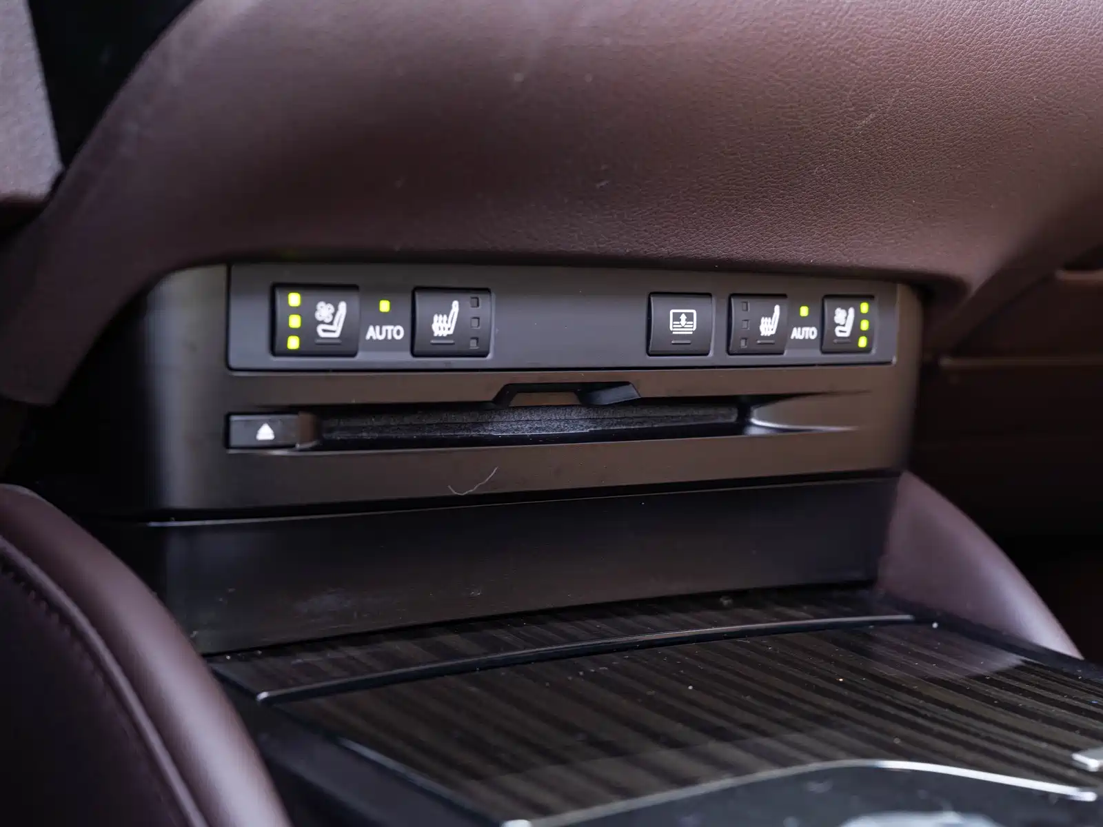 Photo 18 - Lexus ES