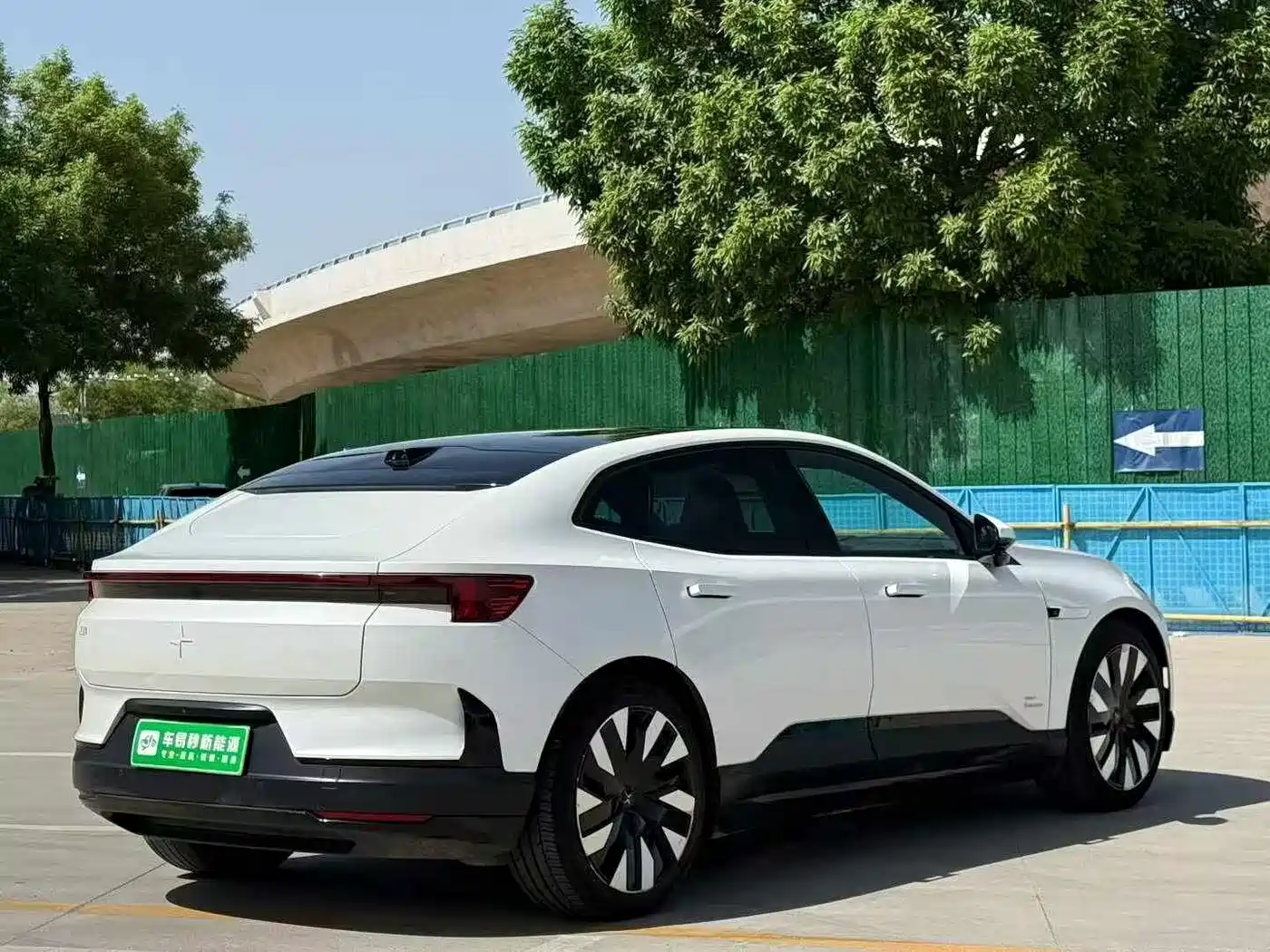Polestar 4 2024 2024 Single Motor Standard Range PLUS Twin-Star Connected Edition