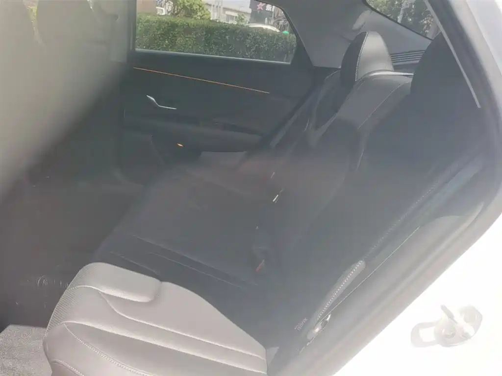 Hyundai Elantra 2022 1.5L CVT LUX Premium Edition фото 17