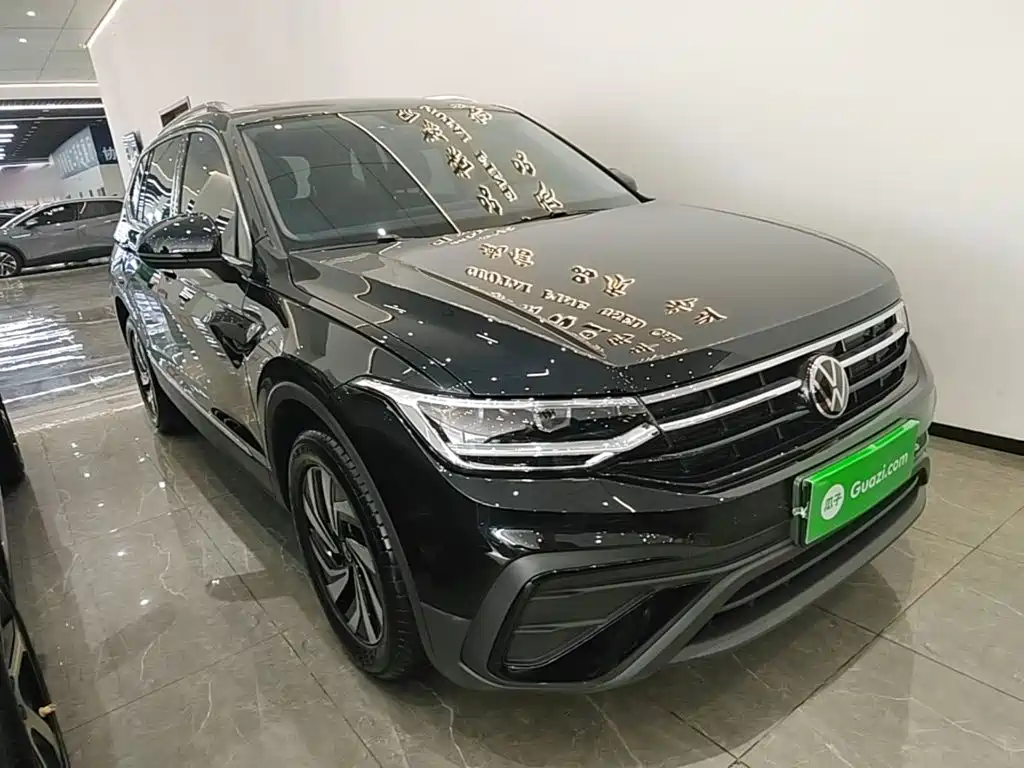 Photo 4 - Volkswagen Tiguan L