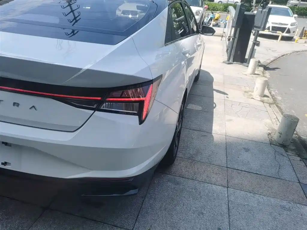 Hyundai Elantra 2022 1.5L CVT LUX Premium Edition фото 8