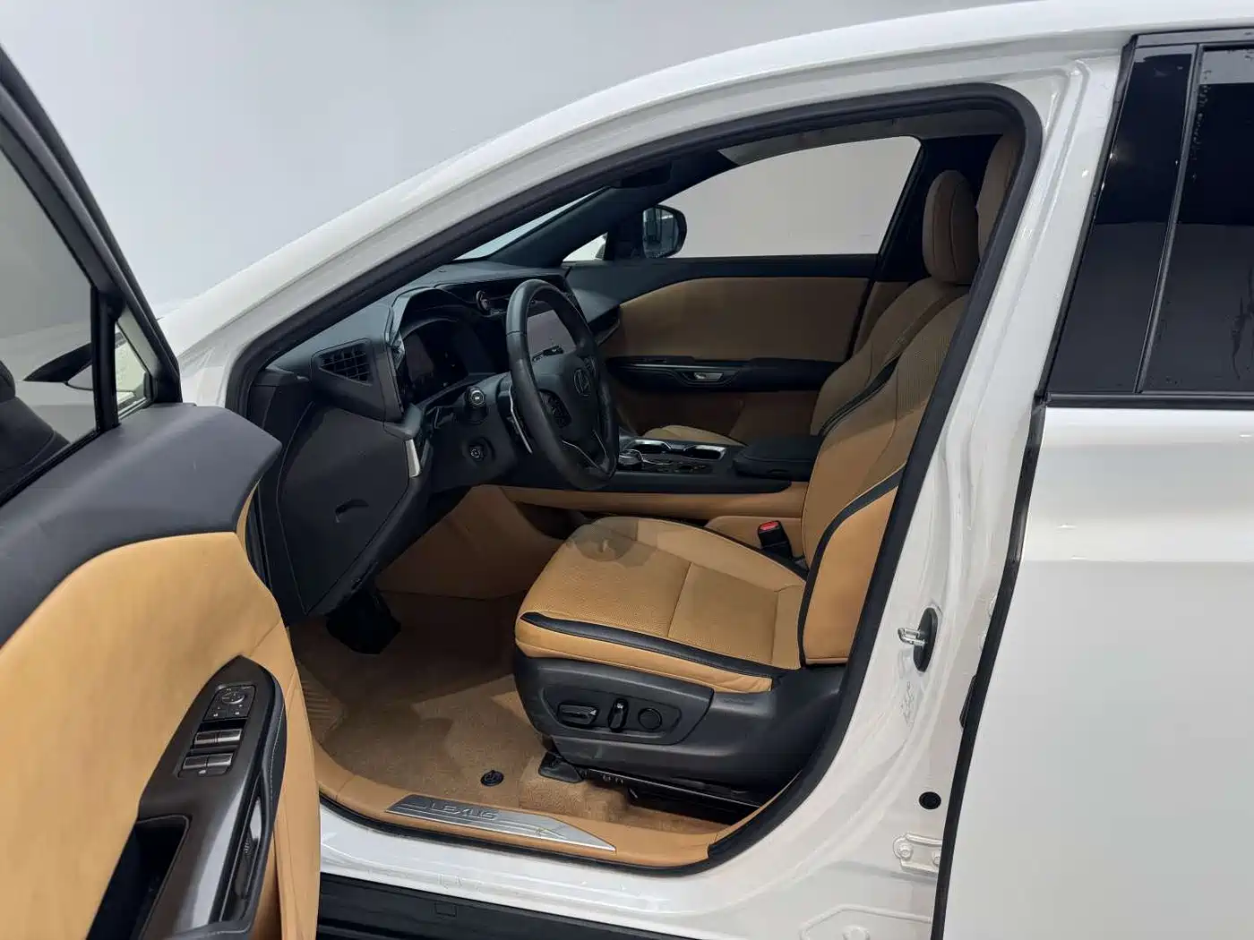 Lexus RZ 2023 450e 4WD Deluxe фото 15