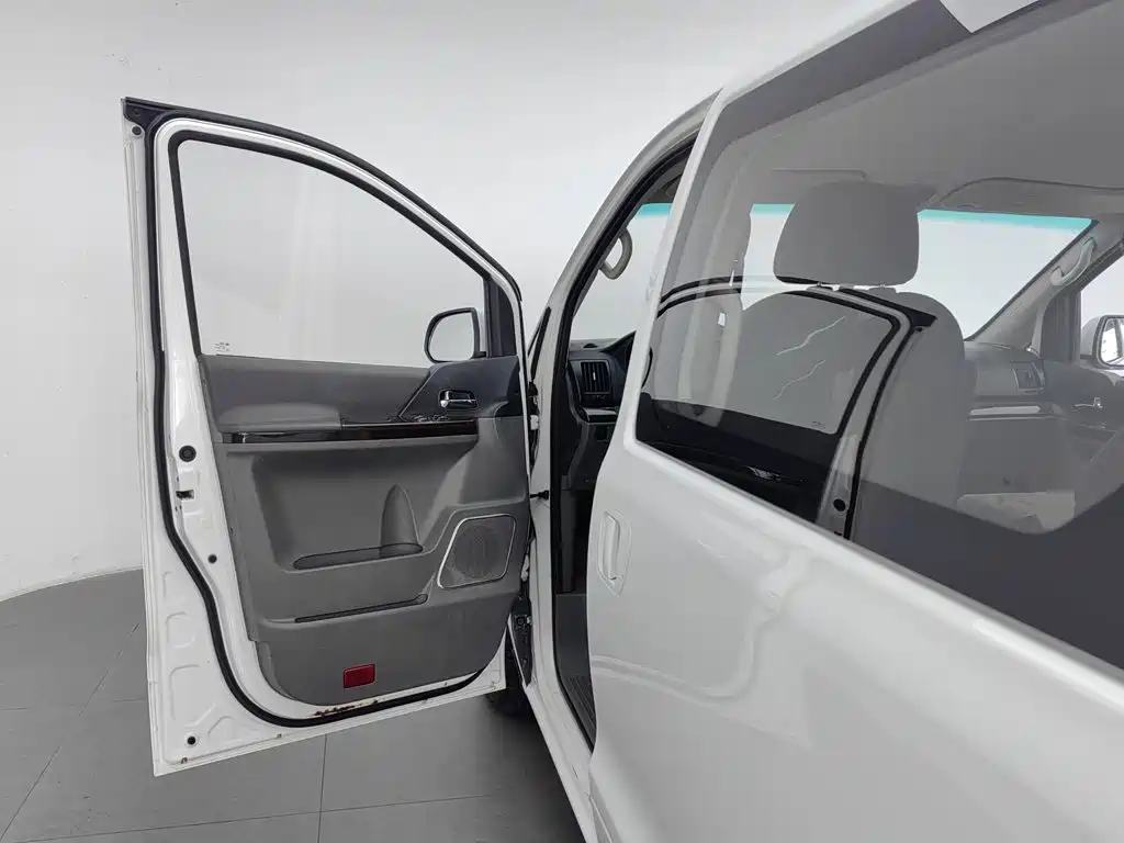Dongfeng Fengxing Fengxing CM7 2015 2014 2.4L Manual Business Edition