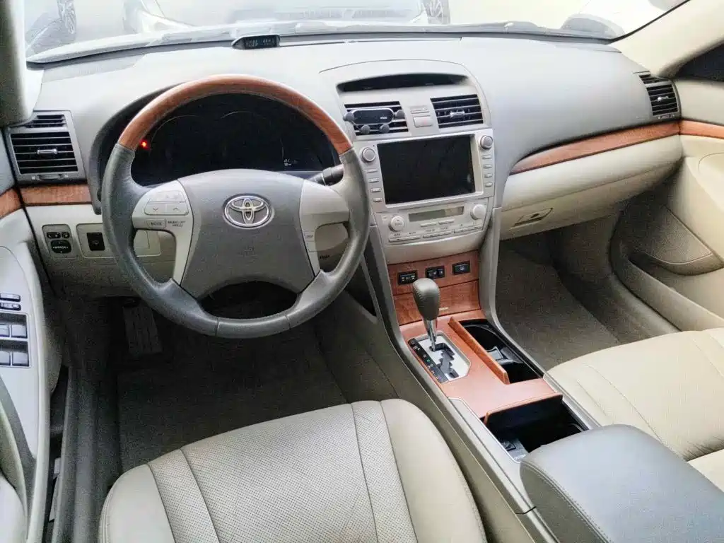 Фото 11 - Toyota Camry