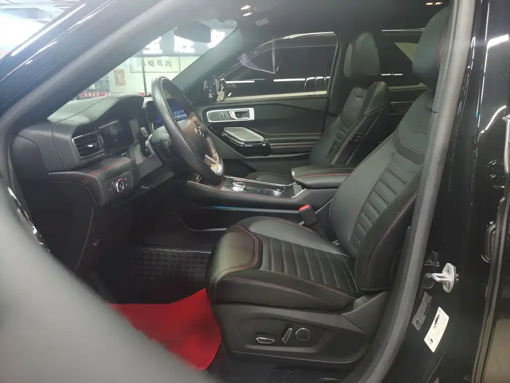 Photo 18 - Ford Explorer