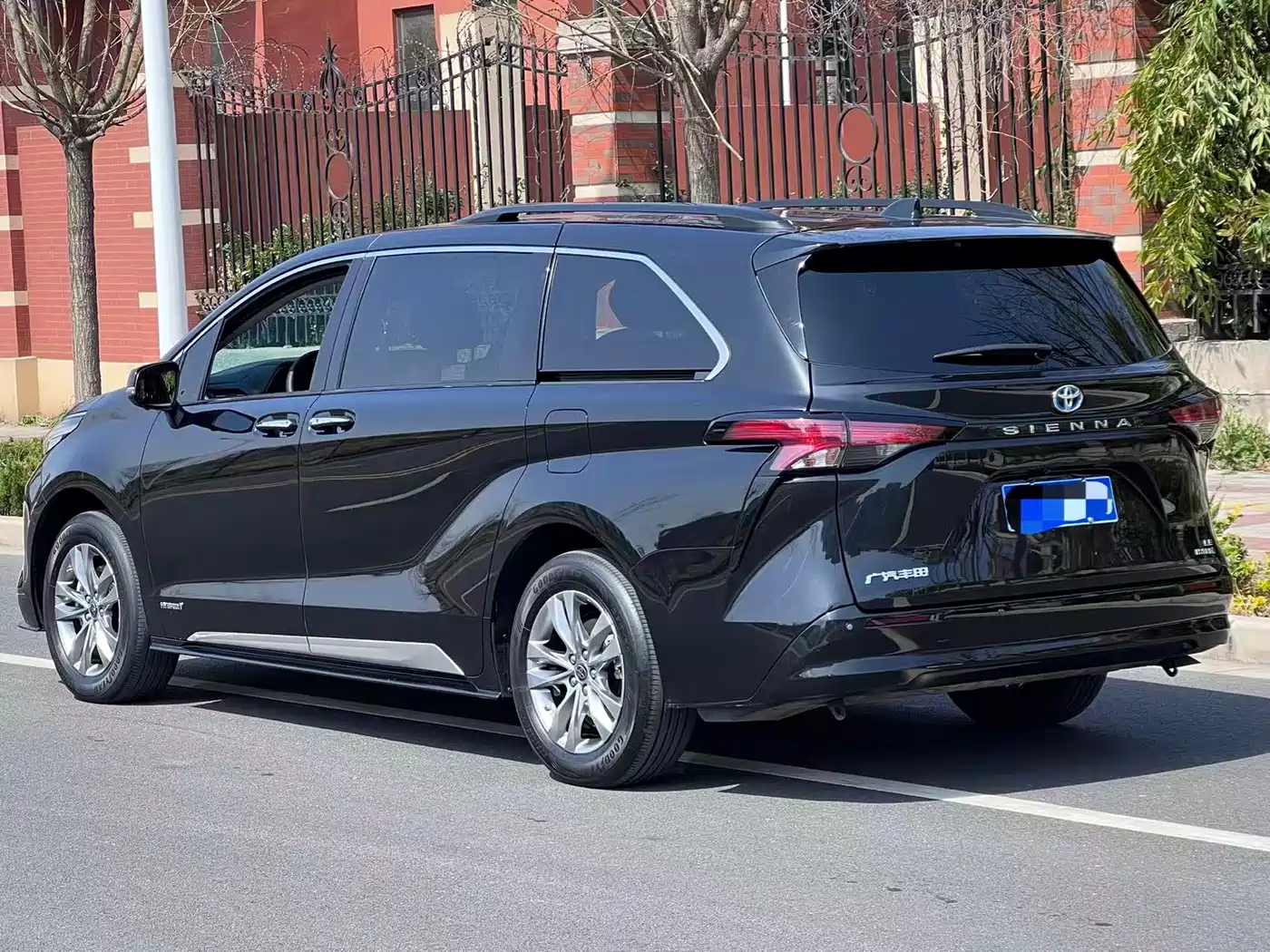 Toyota Sienna 2024 2.5L Hybrid Premium Edition фото 3