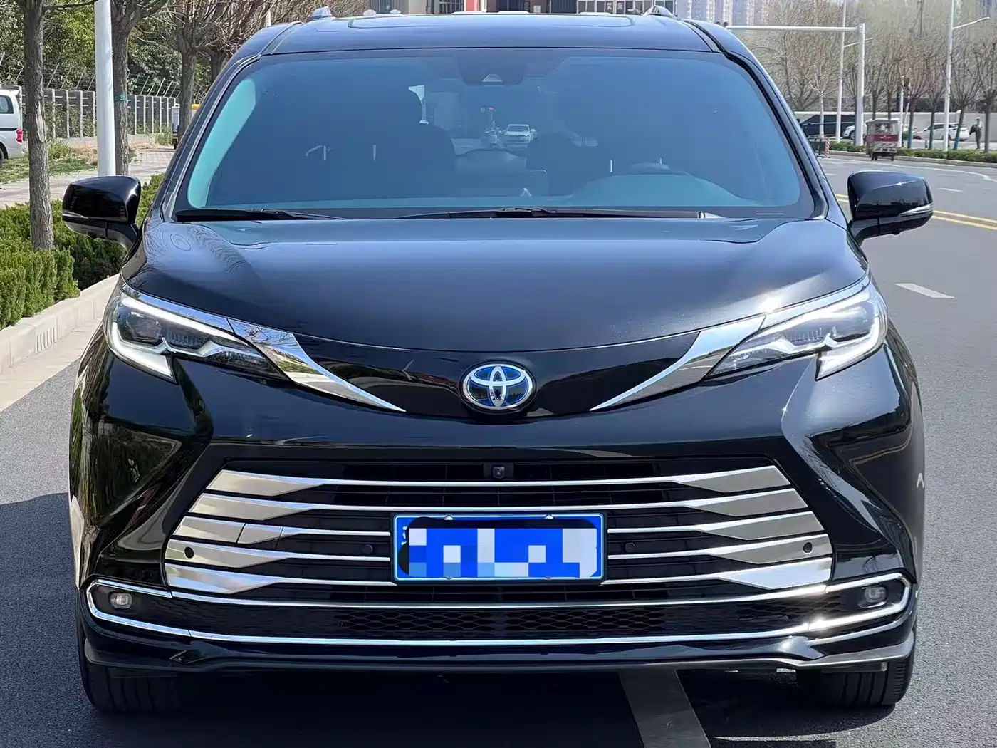 Toyota Sienna 2024 2.5L Hybrid Premium Edition фото 7