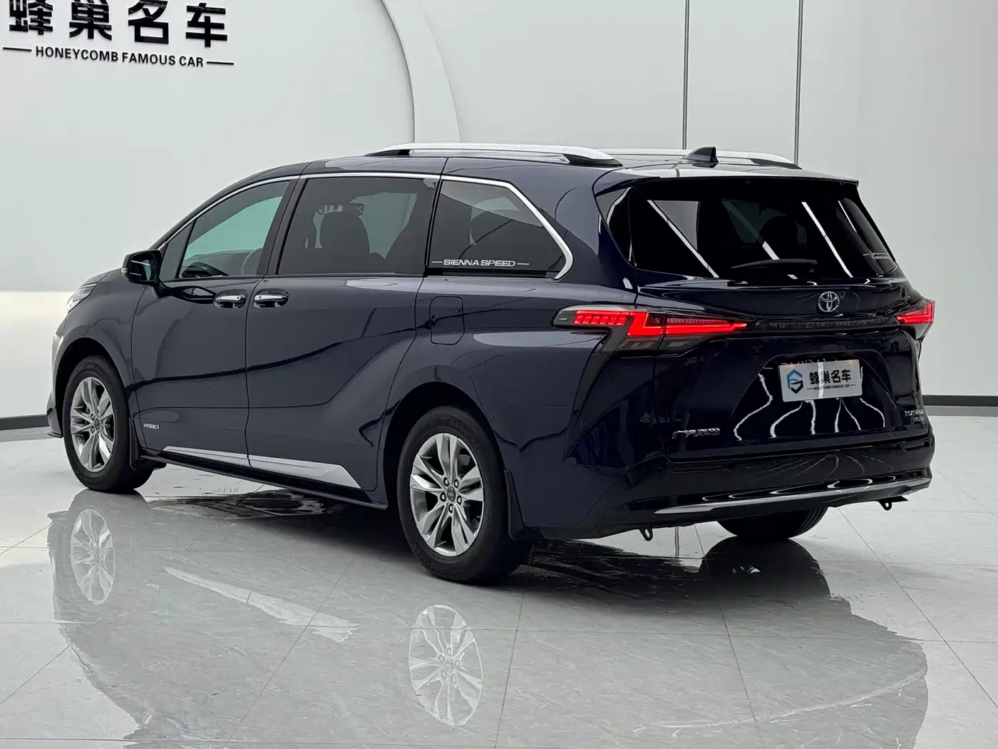 Toyota Sienna 2021 2.5L Hybrid Platinum Edition фото 28