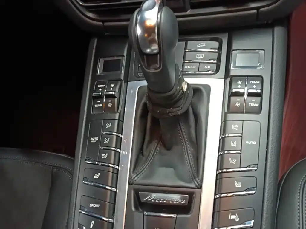 PORSCHE MACAN