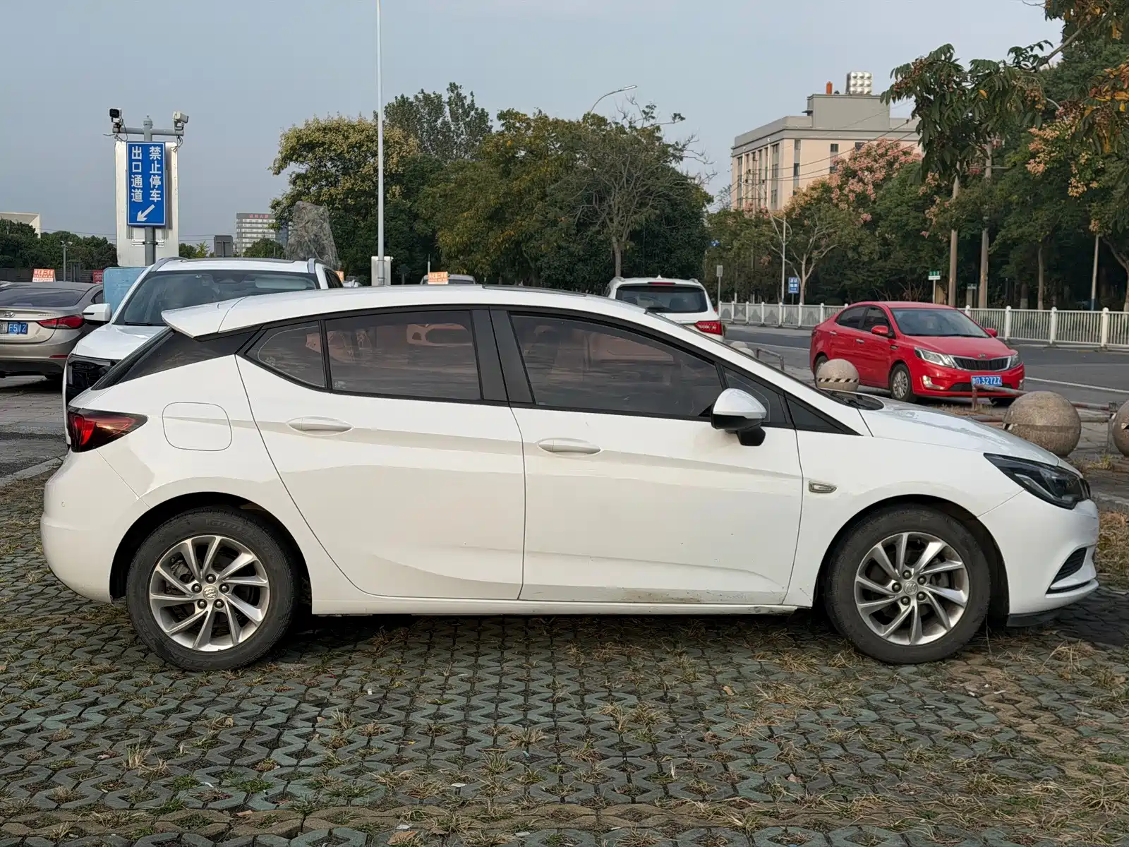 Photo 15 - Buick Verano