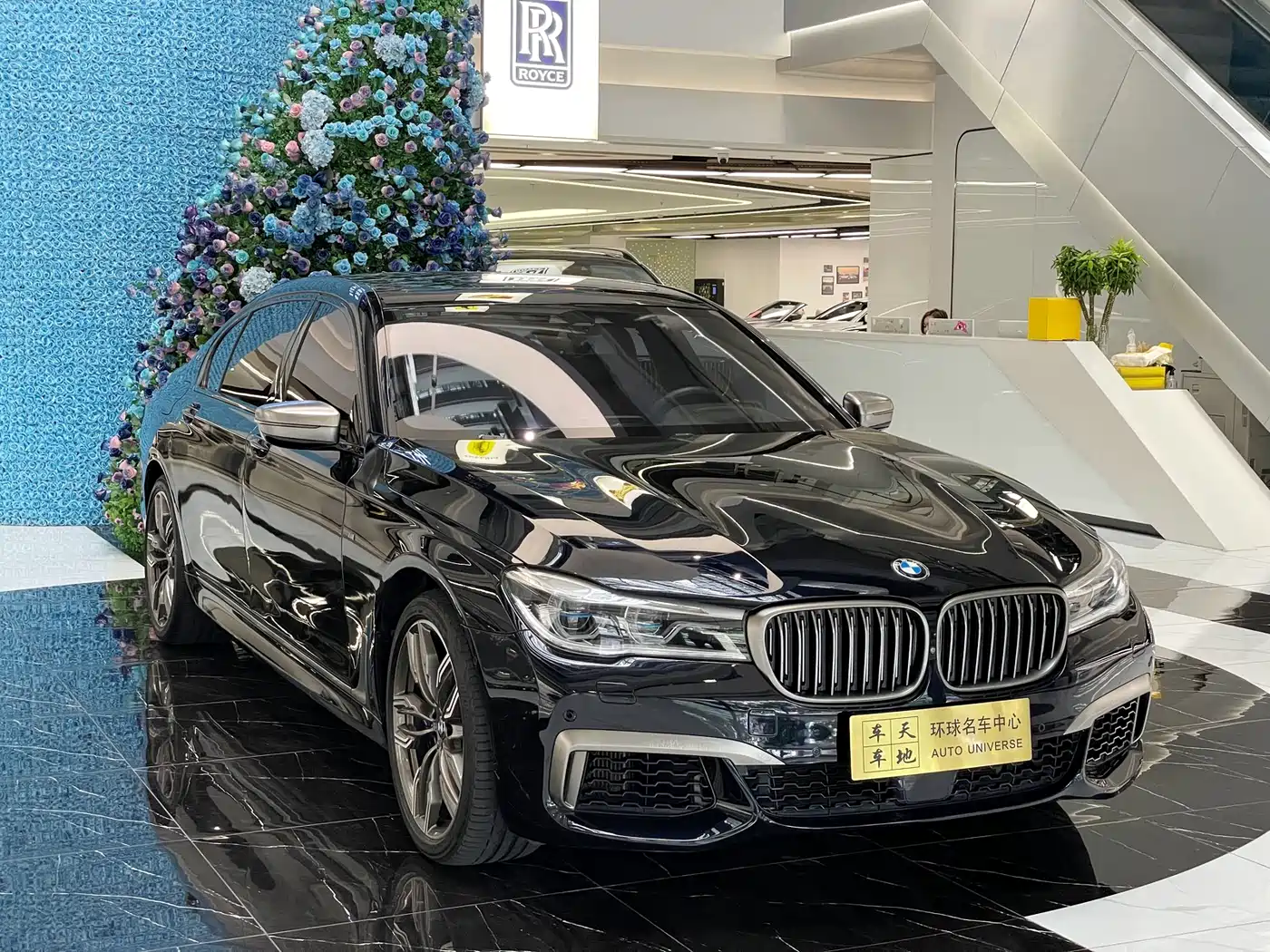 BMW 7 Series 2018 M760Li xDrive фото 3
