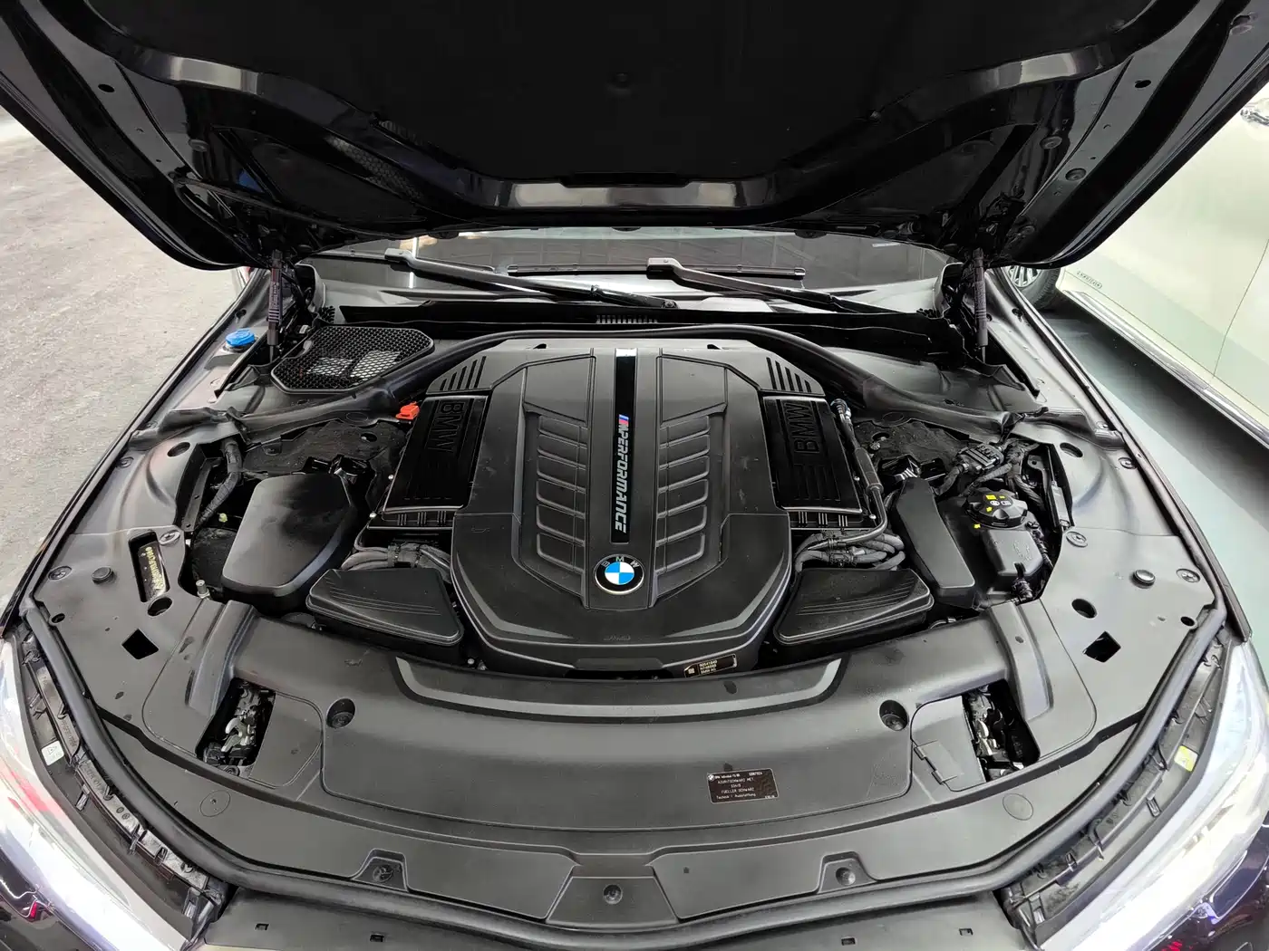 BMW 7 Series 2018 M760Li xDrive фото 39