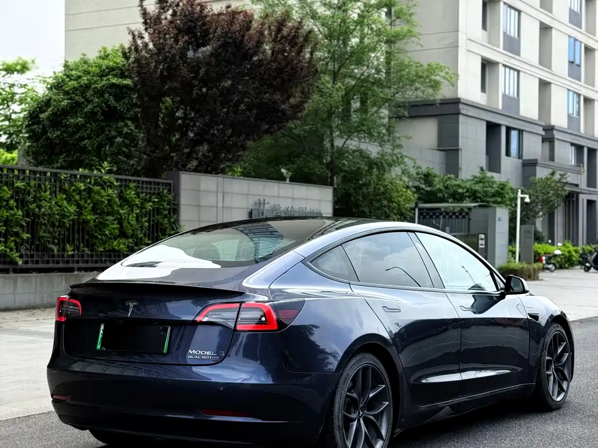 TESLA MODEL 3