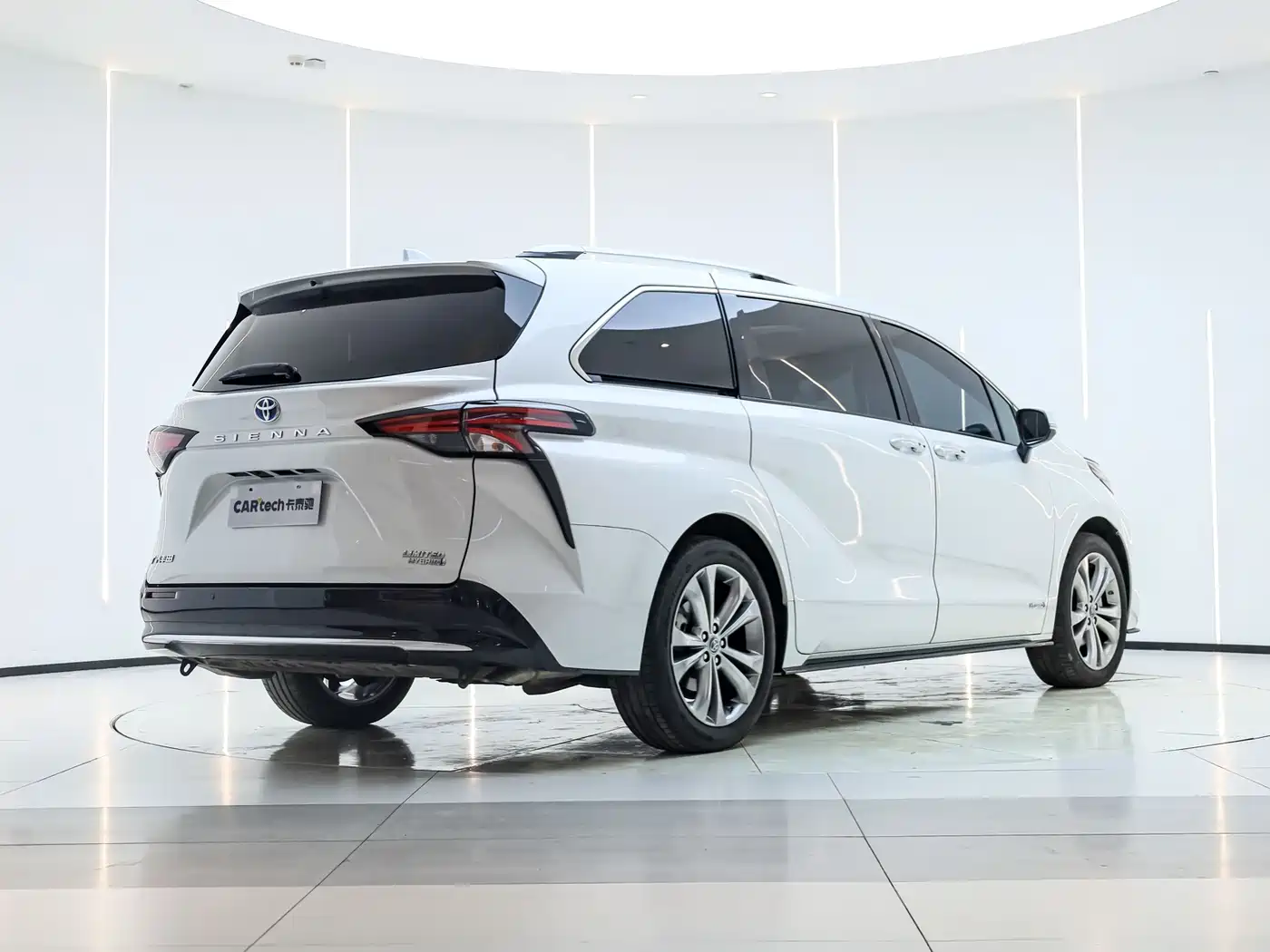 Toyota Sienna 2023 2.5L Hybrid Premium Edition фото 4