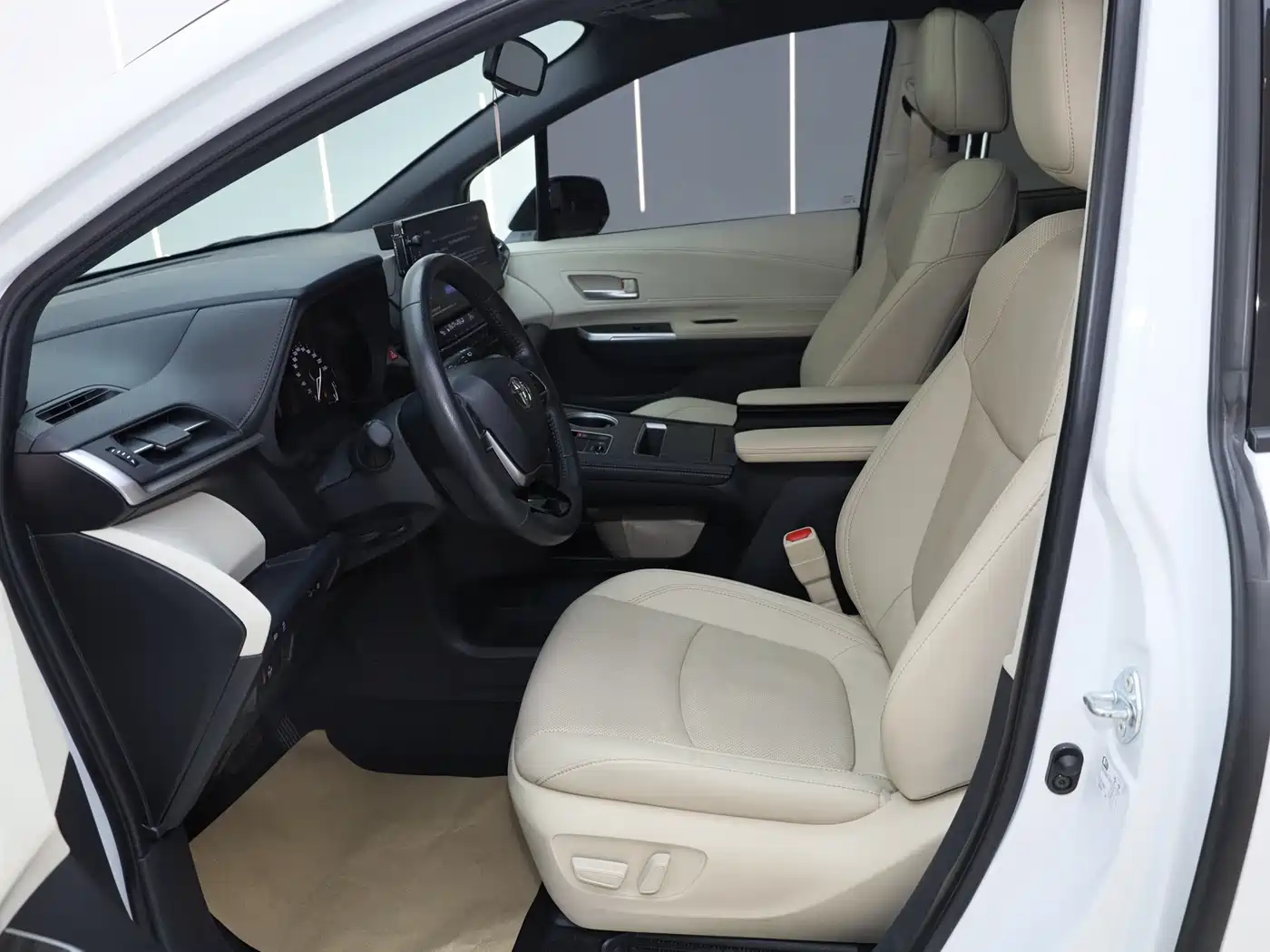 Toyota Sienna 2023 2.5L Hybrid Premium Edition фото 26