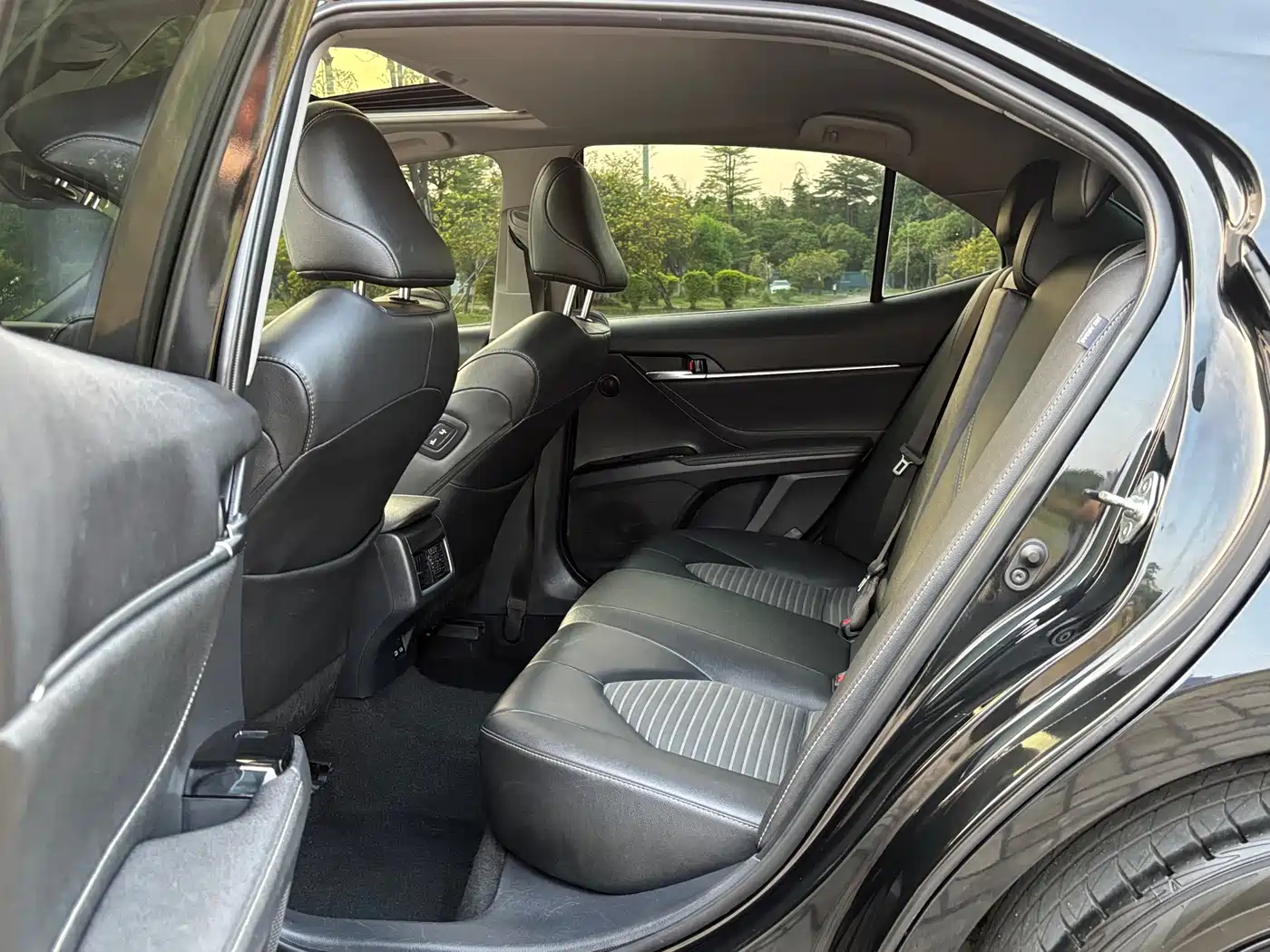 Toyota Camry 2023 2.5G Luxury Edition фото 12