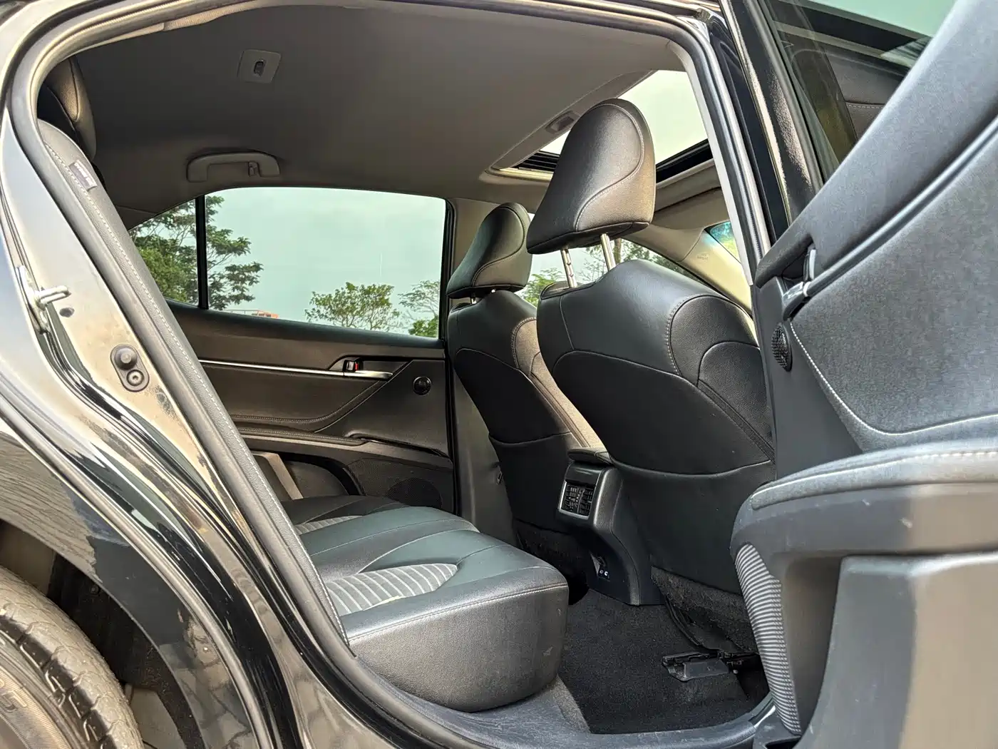 Toyota Camry 2023 2.5G Luxury Edition фото 10