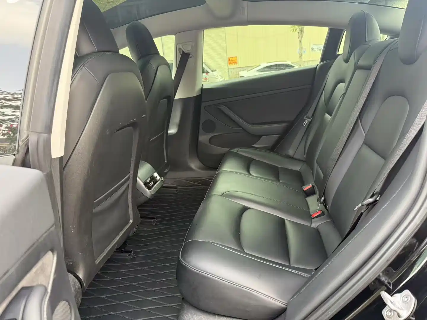 Фото 9 - Tesla Model 3