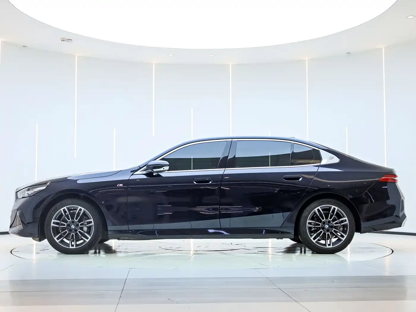 BMW 5 Series 2025 530Li Leading M Sport Package фото 6