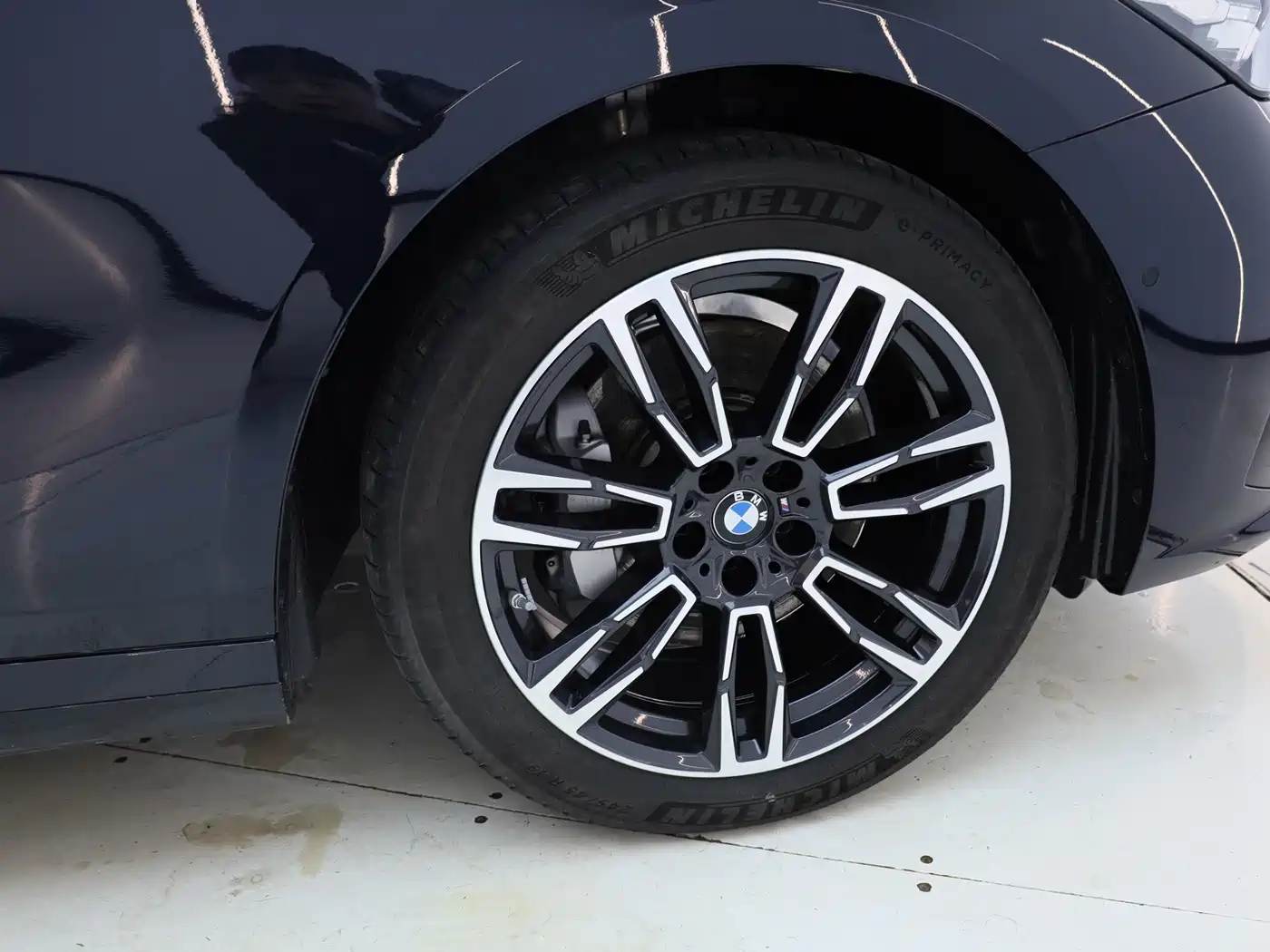 BMW 5 Series 2025 530Li Leading M Sport Package фото 24
