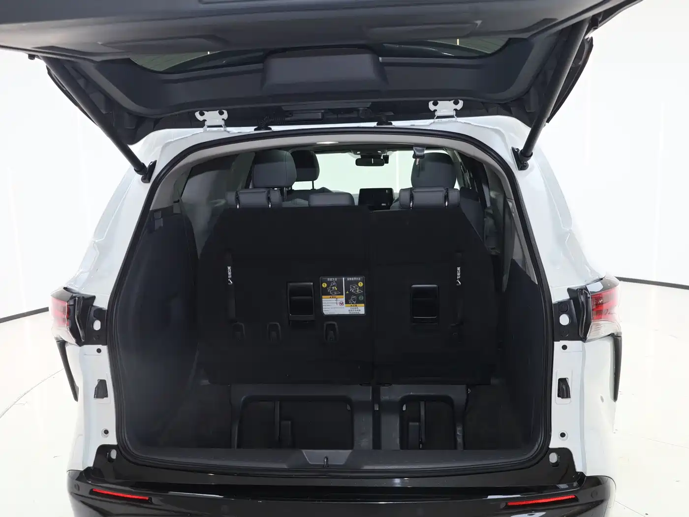 Toyota Granvia 2023 2.5L Hybrid Luxury Edition фото 15