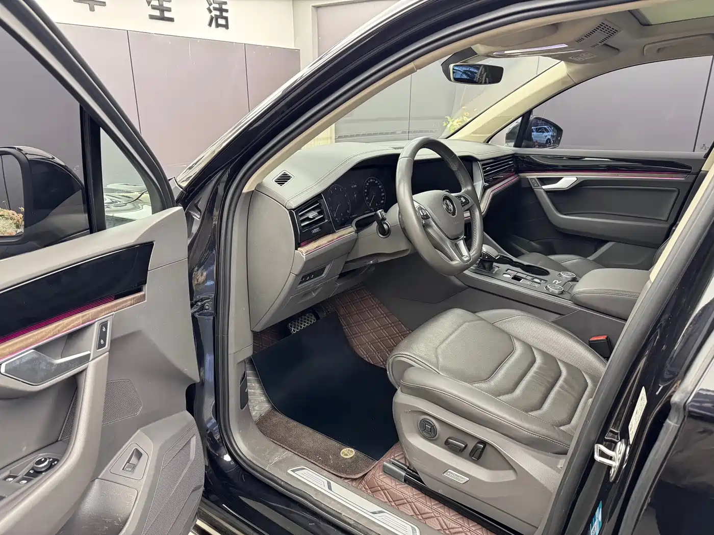 Volkswagen Touareg 2019 2.0TSI Sharp Wing Edition China VI фото 4