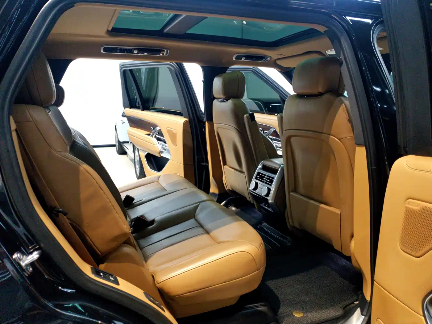 Land Rover Range Rover 2023 3.0 L6 400PS Golden Age 7-Seater Long Wheelbase фото 8