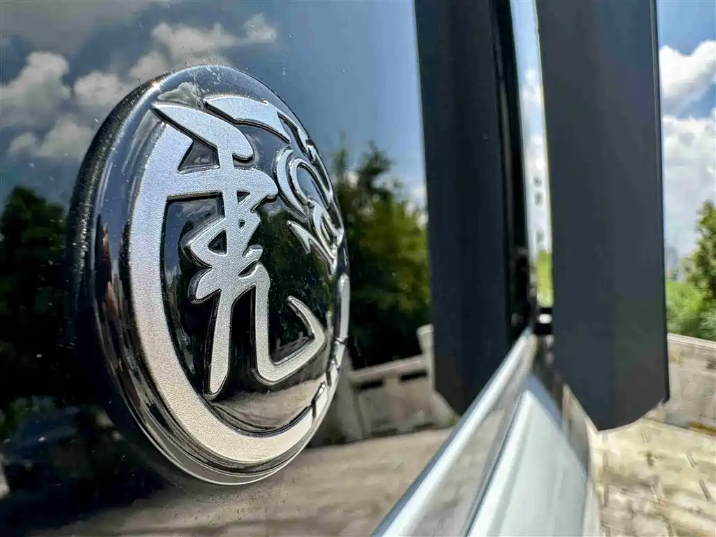 Land Rover Defender 2022 Model 90 2.0T P300 Tiger Ambition Edition фото 11