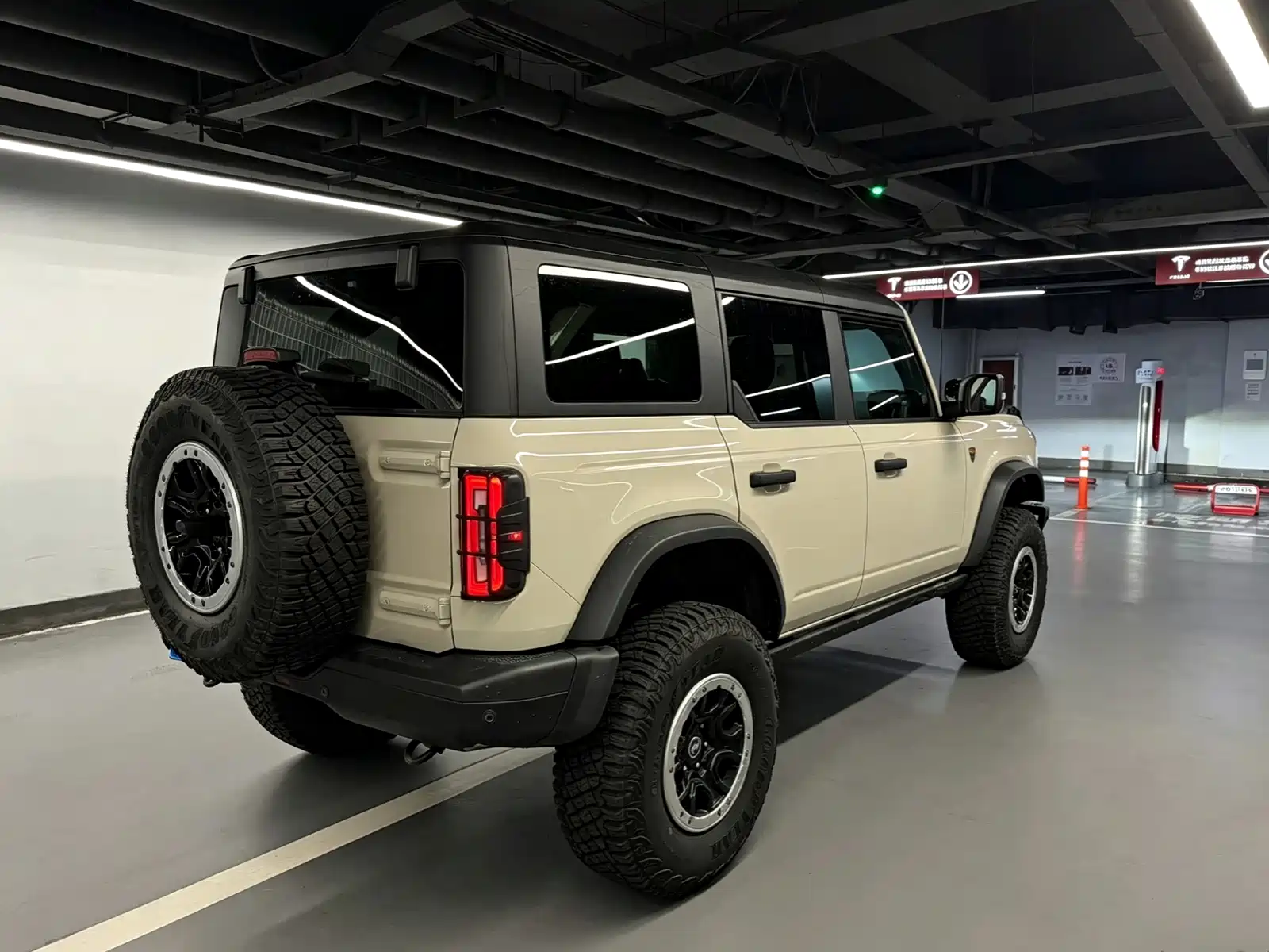 Photo 6 - Ford Bronco