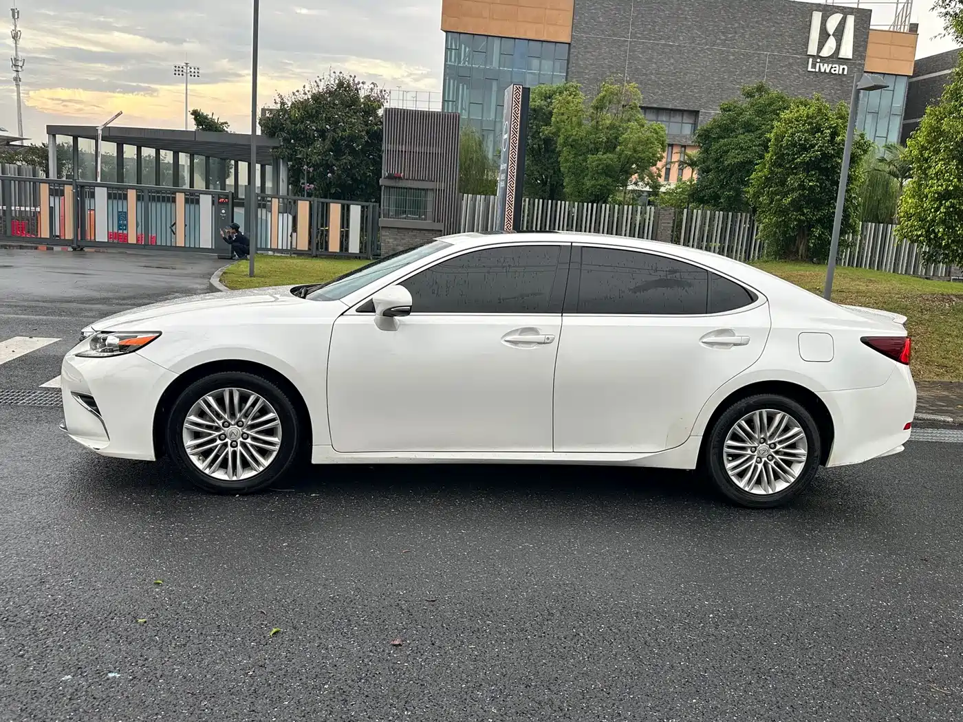 Фото 3 - Lexus ES