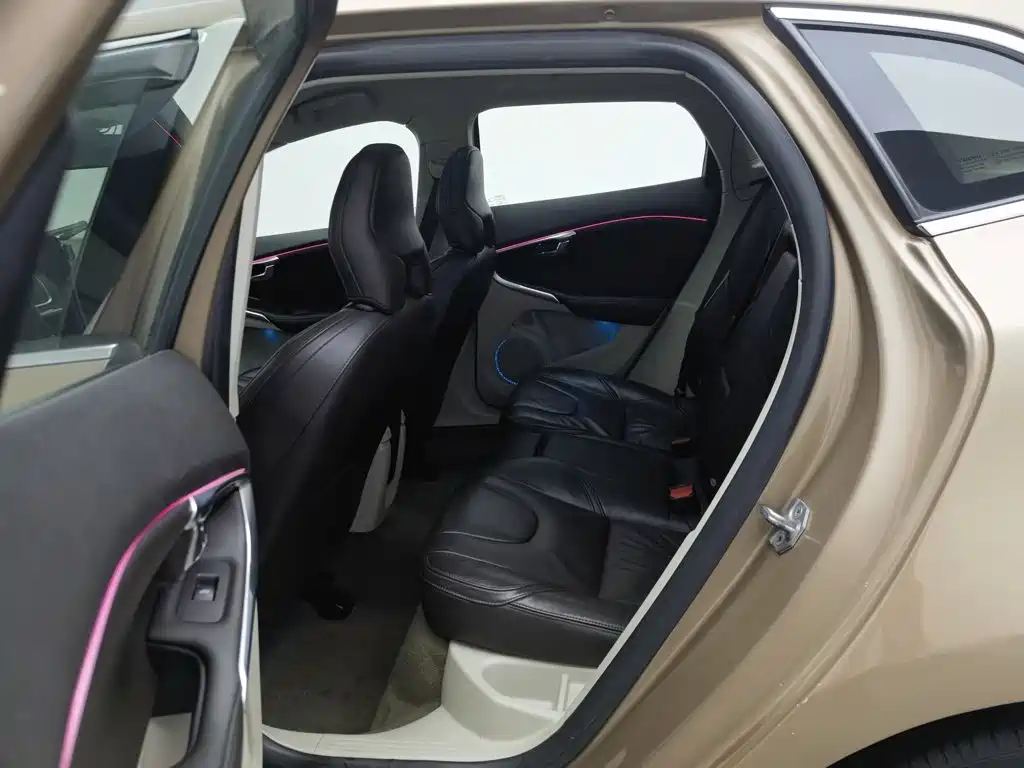 Фото 15 - Volvo V40