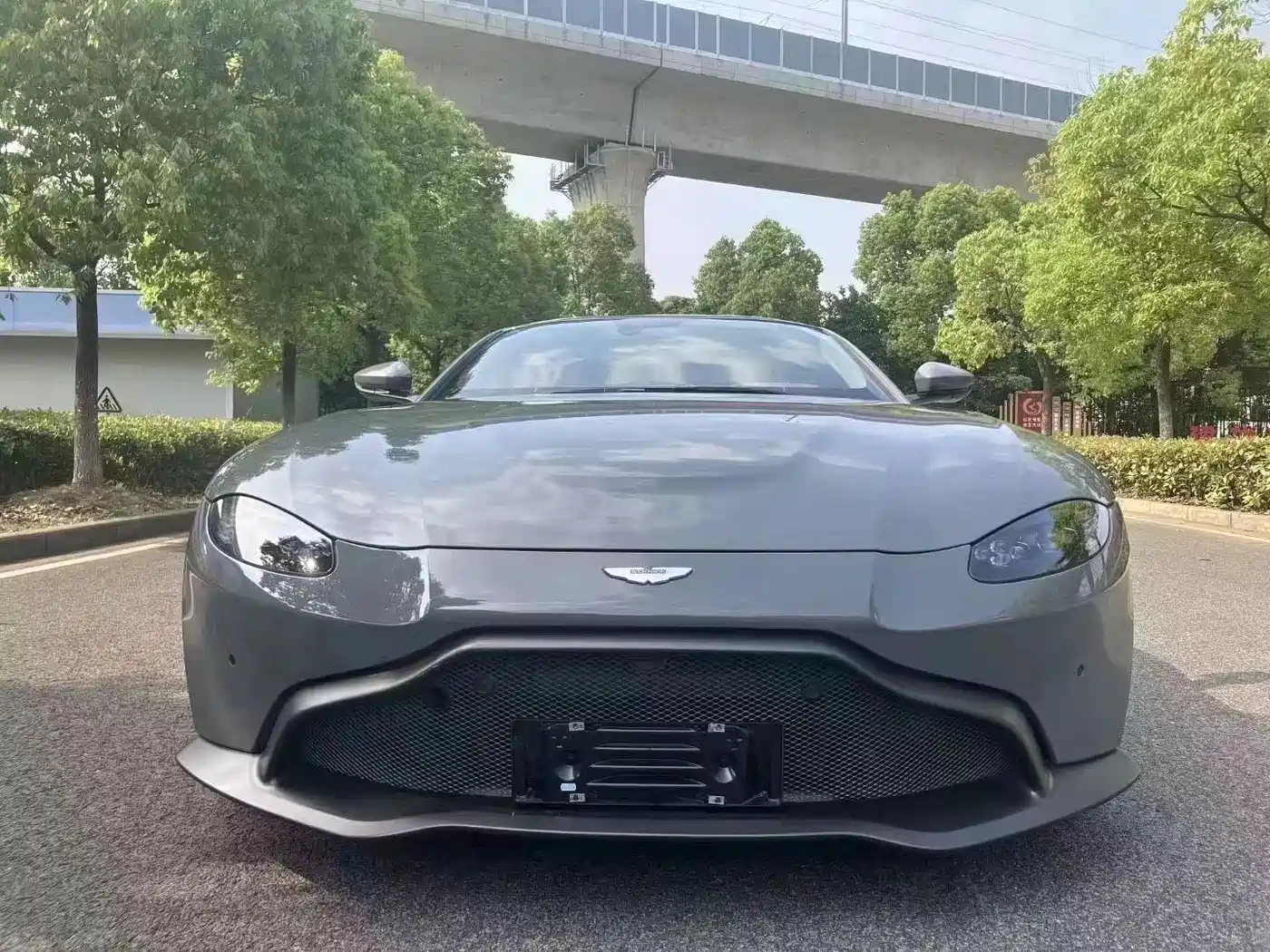 ASTON MARTIN V8 VANTAGE