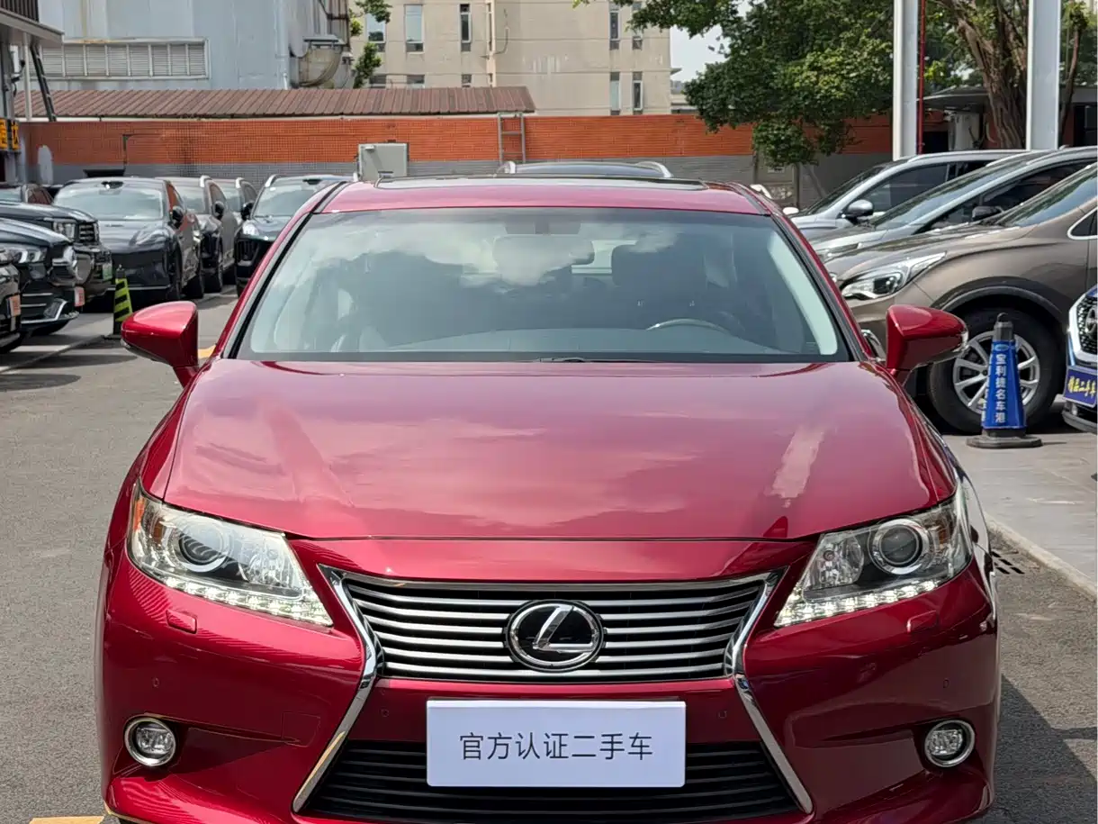 Фото 2 - Lexus ES
