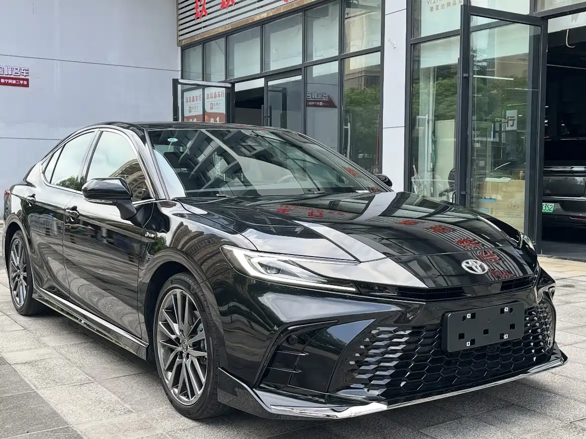 Фото 2 - Toyota Camry