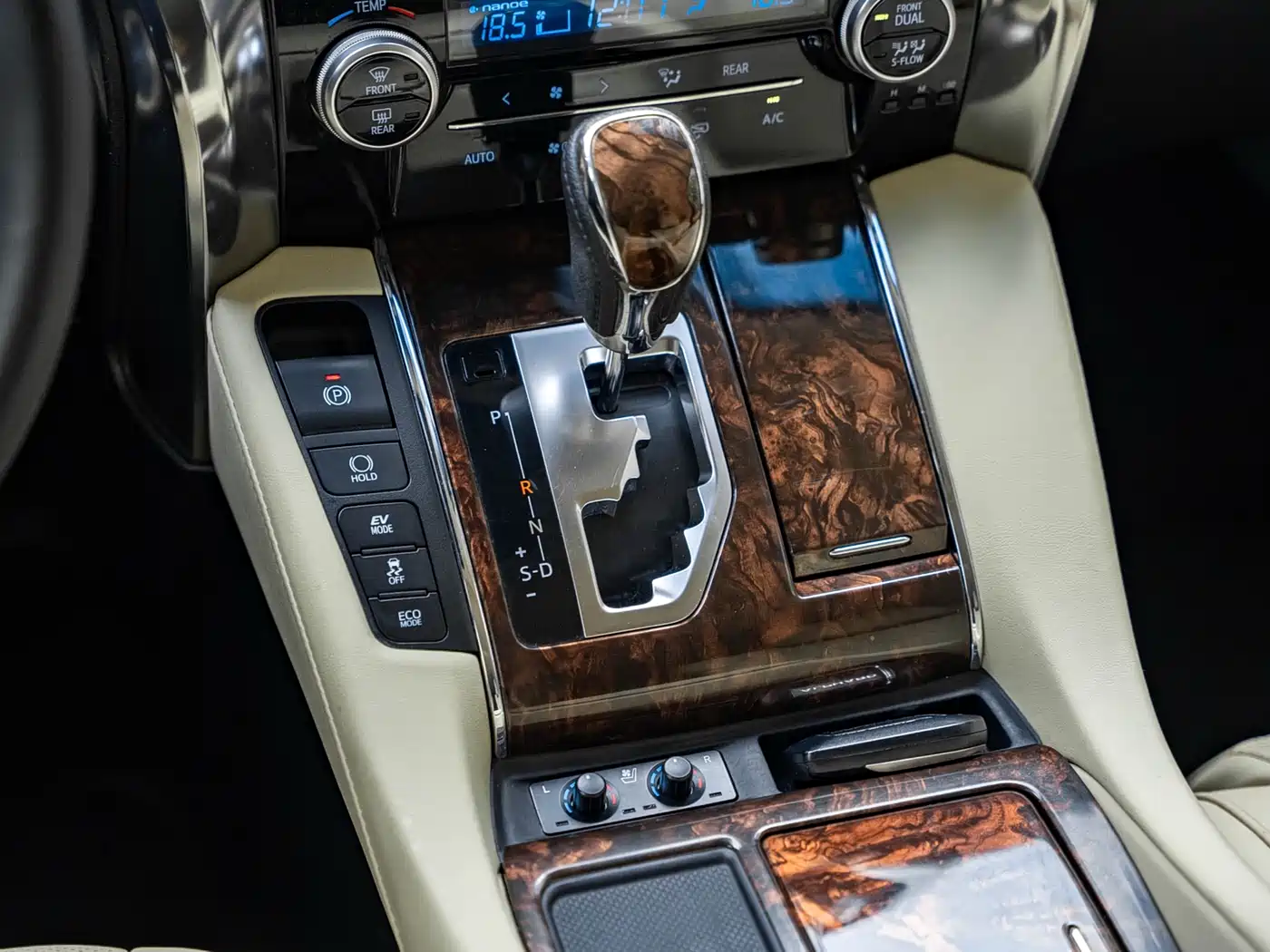 Toyota Alphard 2019 Hybrid 2.5L Luxury фото 15