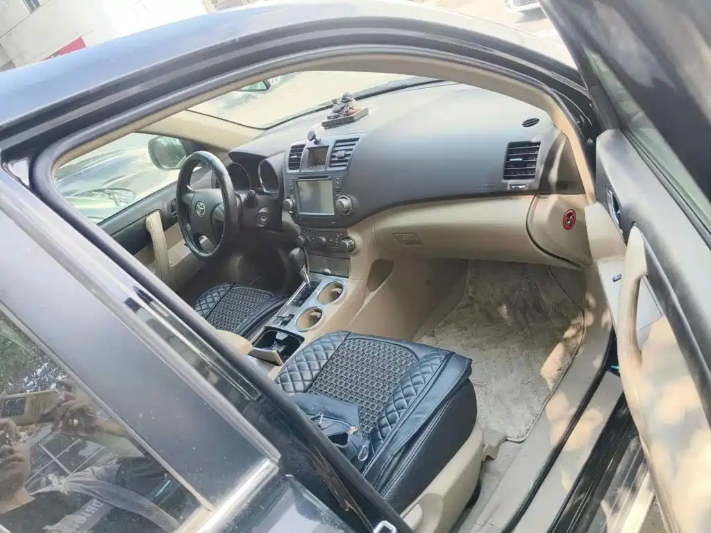 Photo 13 - Toyota Highlander