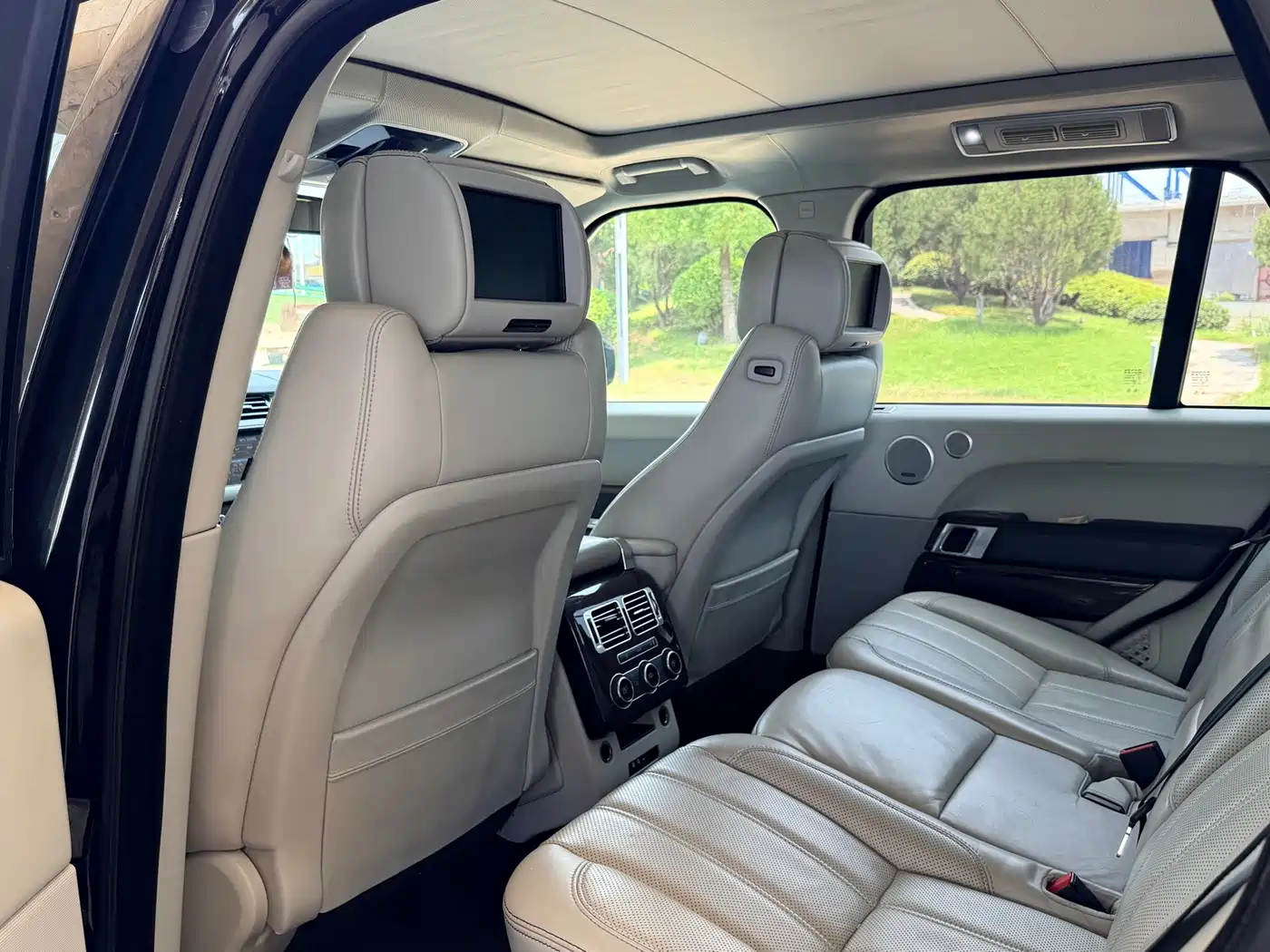Photo 7 - Land Rover Range Rover