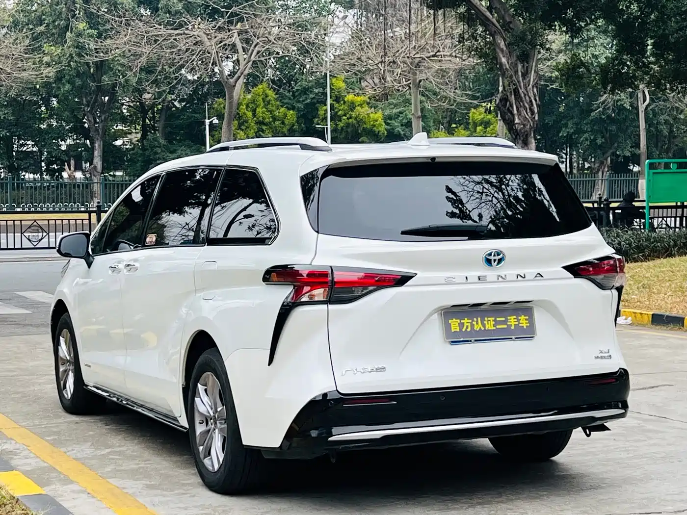Toyota Sienna 2021 2.5L Hybrid Luxury Edition фото 6