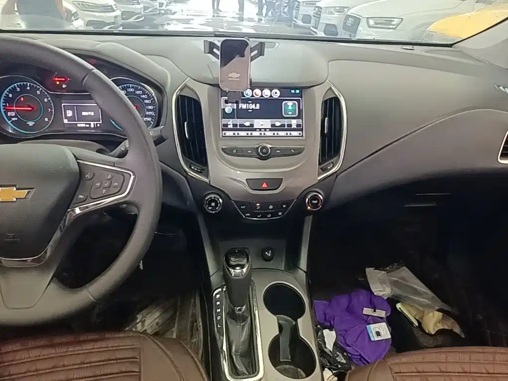 Photo 13 - Chevrolet Cruze