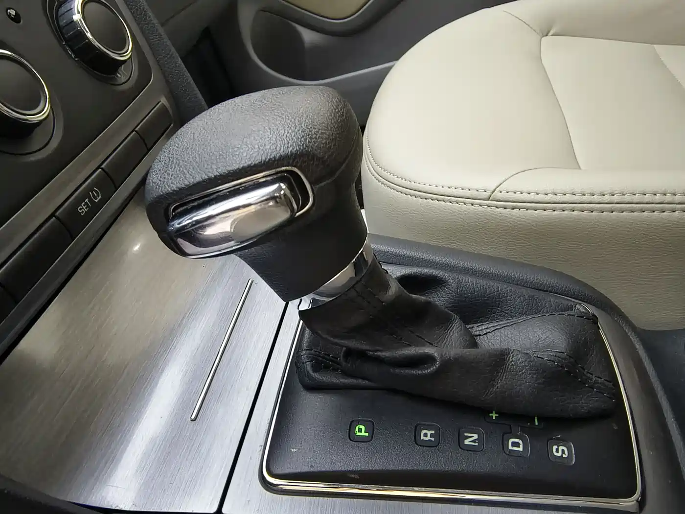 Škoda Octavia 2012 1.6L Automatic Yijie Edition фото 15