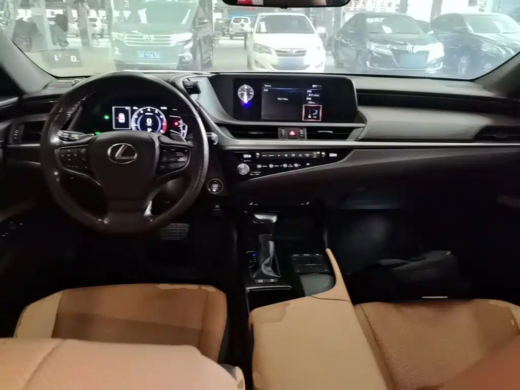 Фото 10 - Lexus ES
