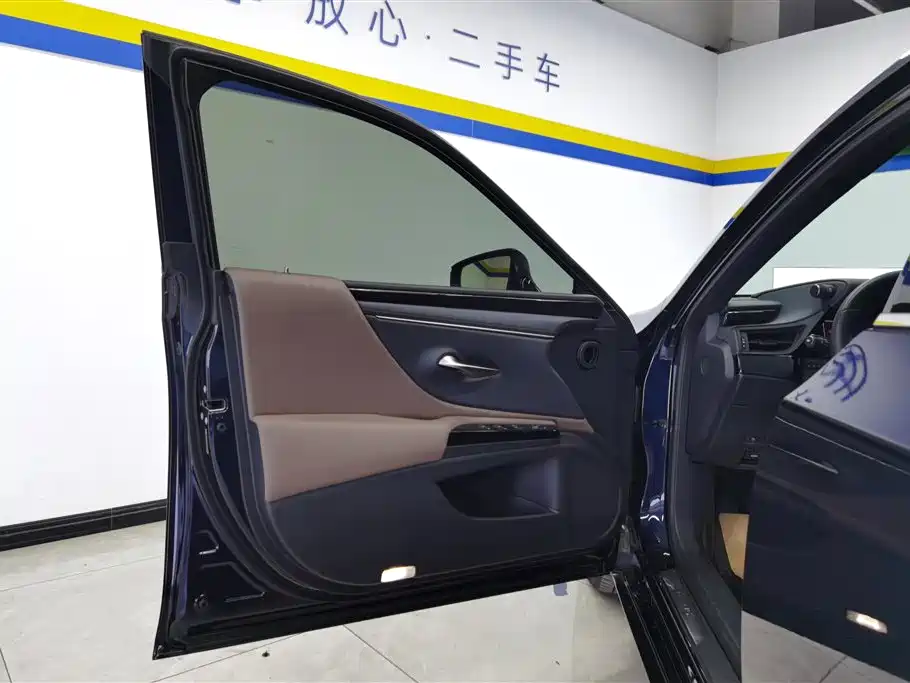 Lexus ES 2022 200 Excellence Edition фото 7